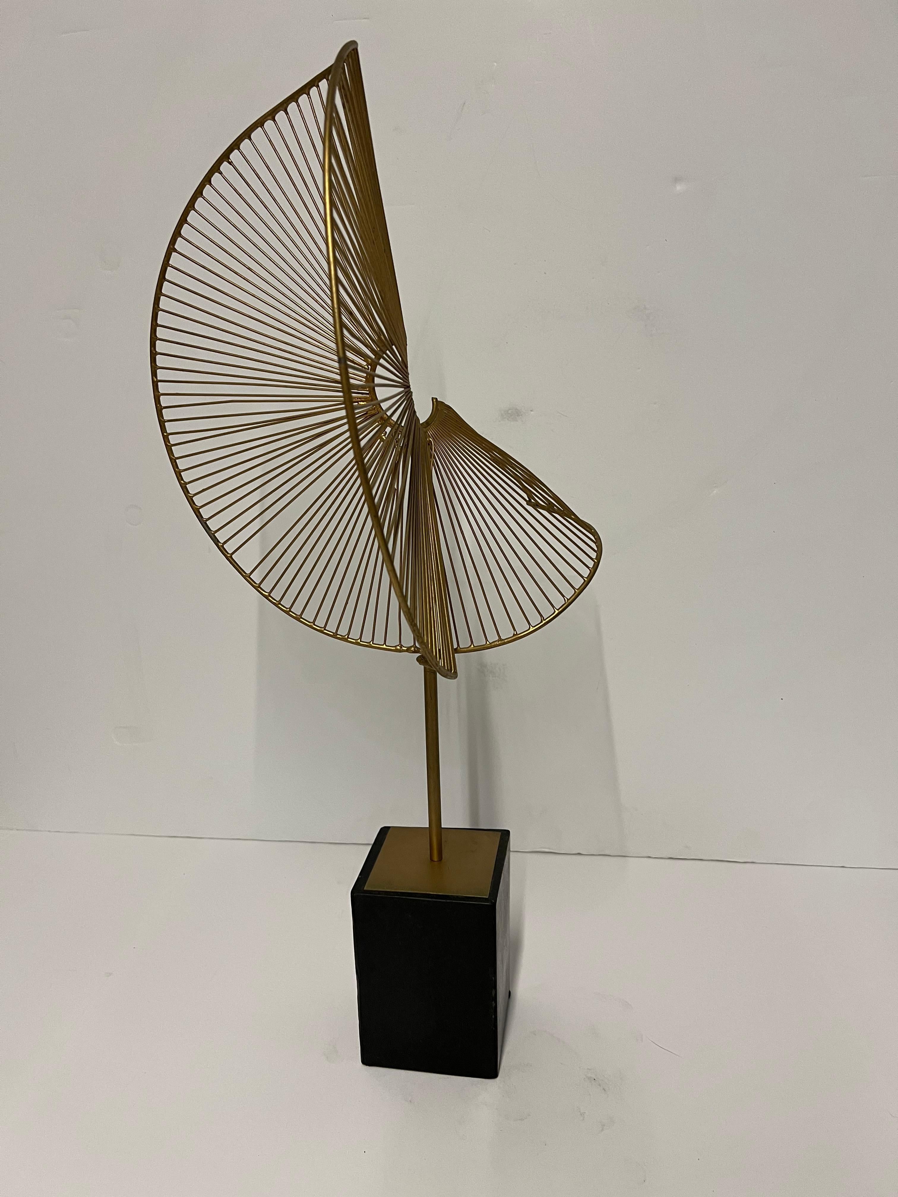 Escultura Helix Spiral Gild en latón por Curtis Jere - Sculpture Geométrico abstracto de Curtis Jeré