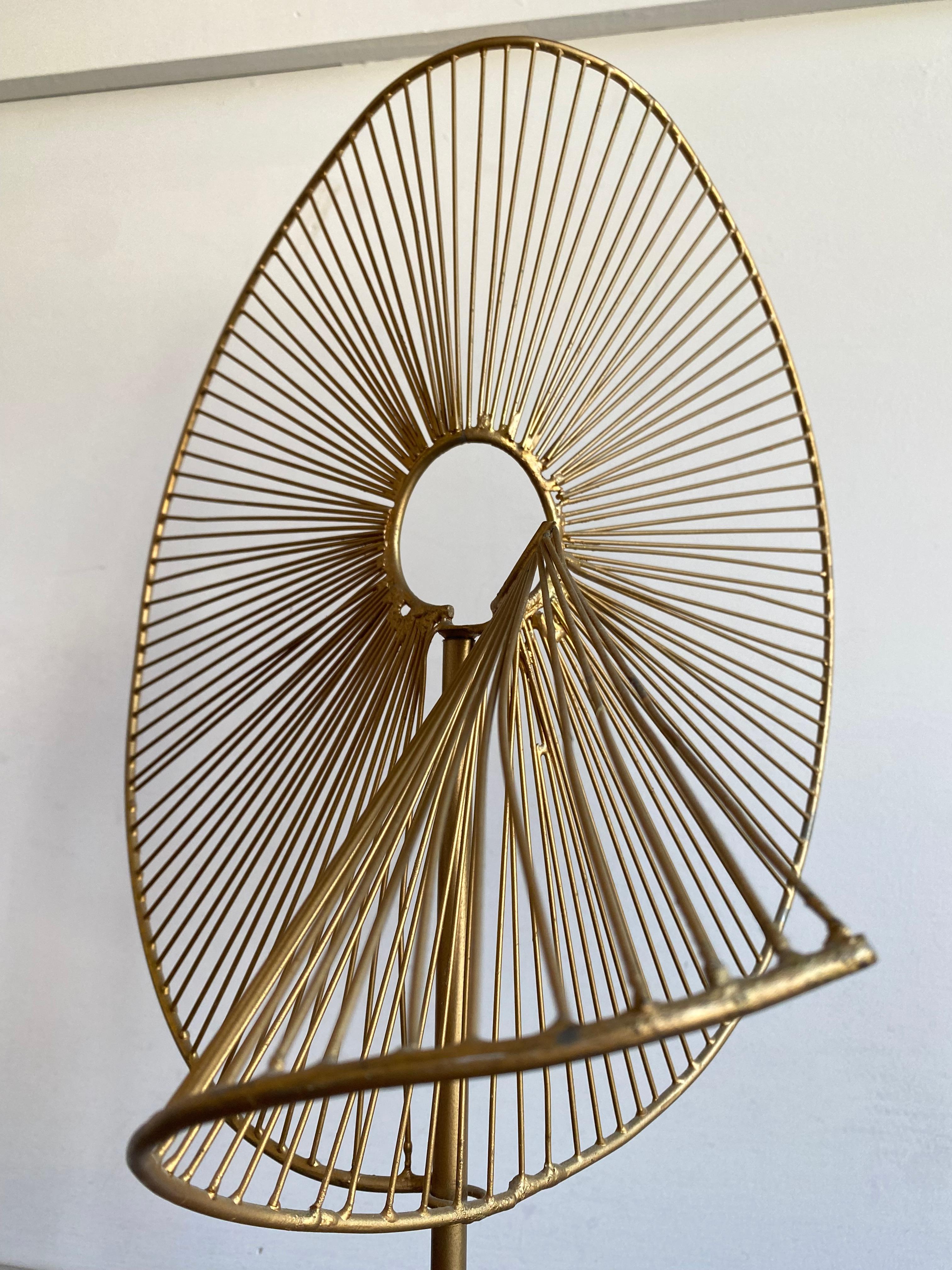 Escultura Helix Spiral Gild en latón por Curtis Jere - Abstract Sculpture Marrón de Curtis Jeré