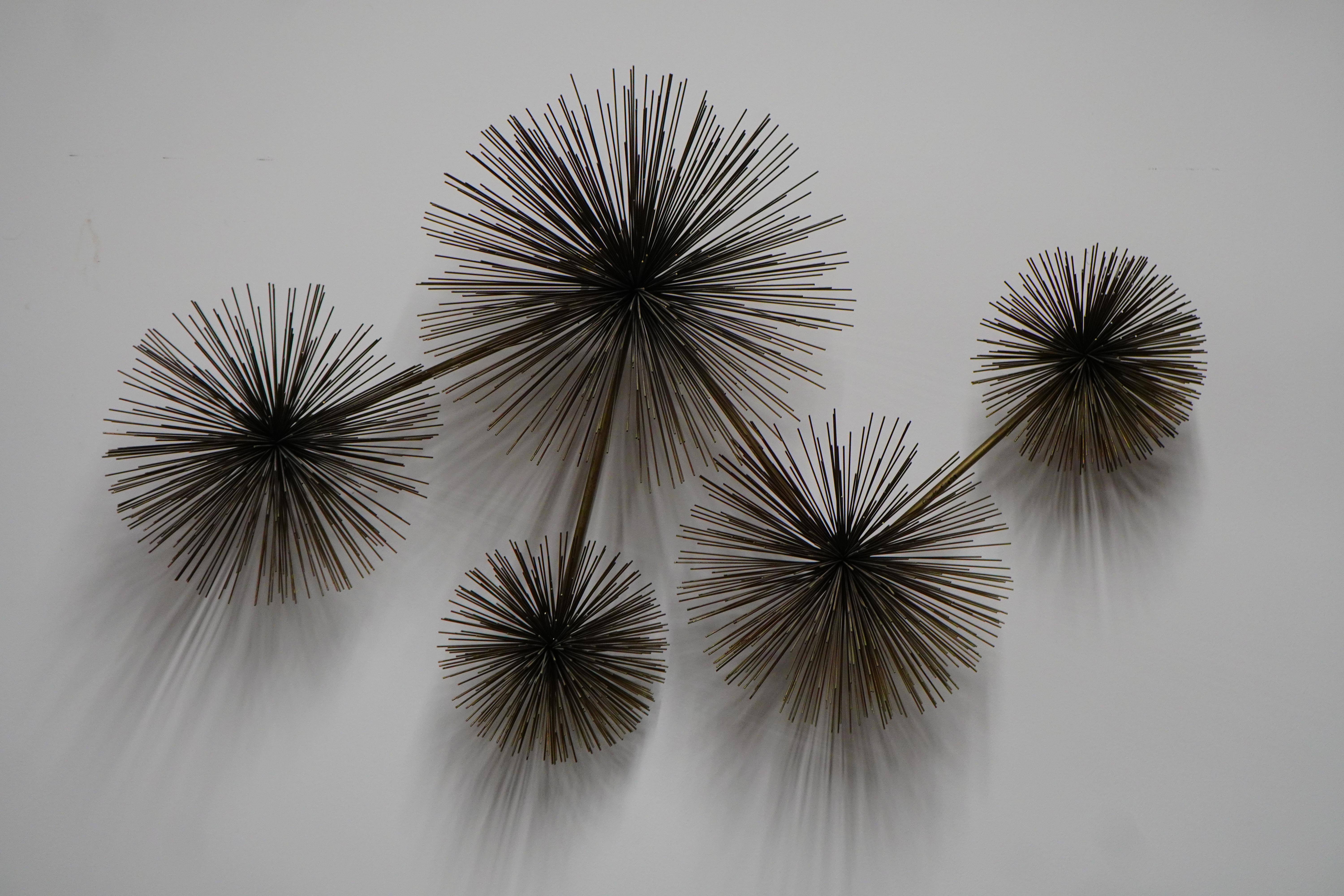 Eine schöne Seeigel-Wandskulptur von C. Jeré (Curtis Jere Artisan House) . Signiert und datiert 1979.  Obwohl dieses Werk meist als Seeigel-Skulptur bezeichnet wird, hieß es ursprünglich Löwenzahn.   

42