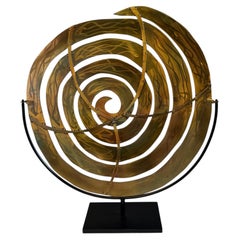 Scultura astratta firmata da Curtis Jere: nastro a spirale in ottone, metallo, stile postmoderno
