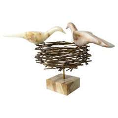 Curtis Jeré: Signierte Skulptur „Vögel im Nest“ aus Messing und Onyx, datiert 1980