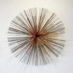 Escultura de pared "Pom Pom" de Curtis Jere firmada en plata y oro y fechada en 1987