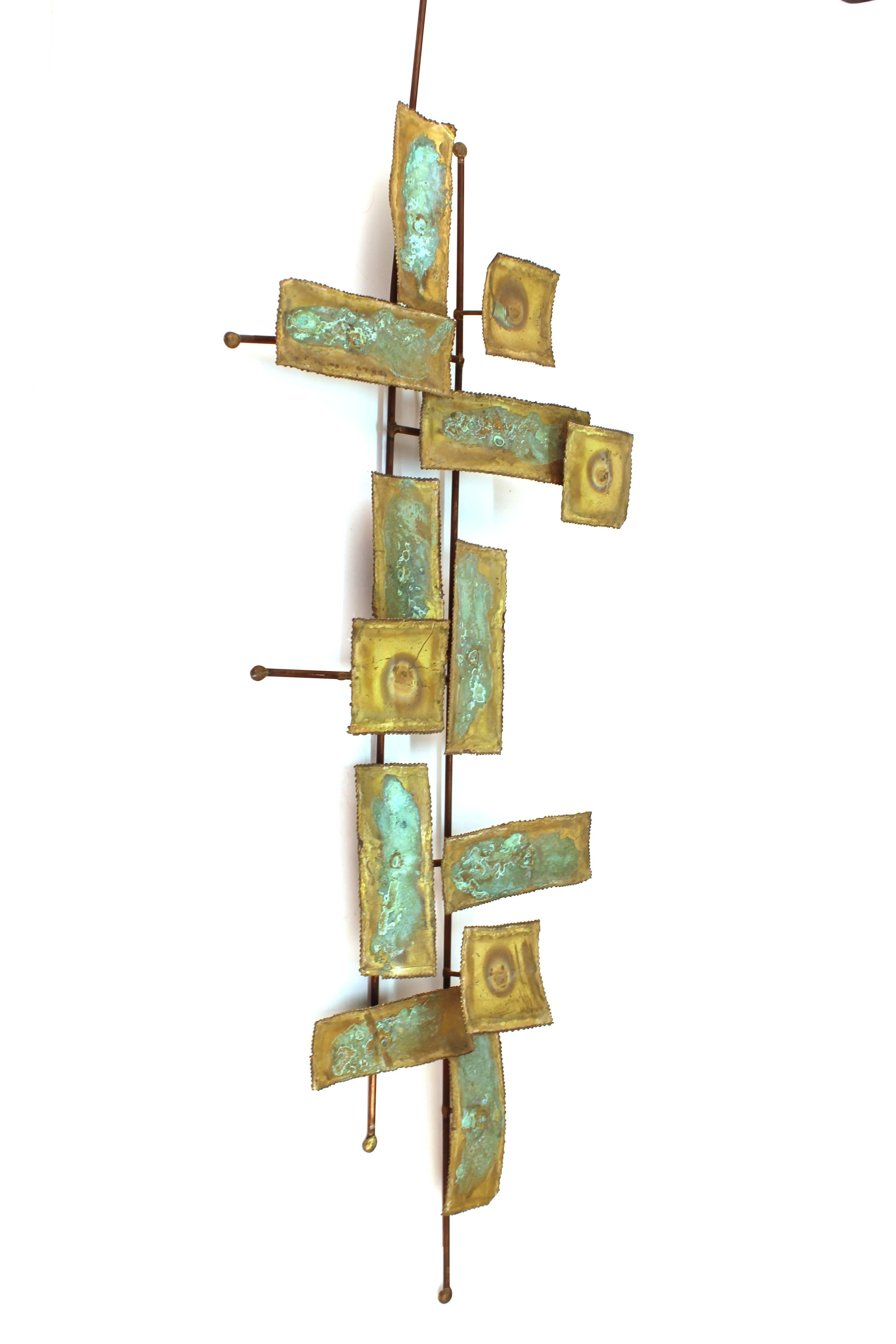 Curtis Jere style Mid-Century Modern metal wall sculpture with rectangular shapes assembled in geometric pattern. In great vintage condition.