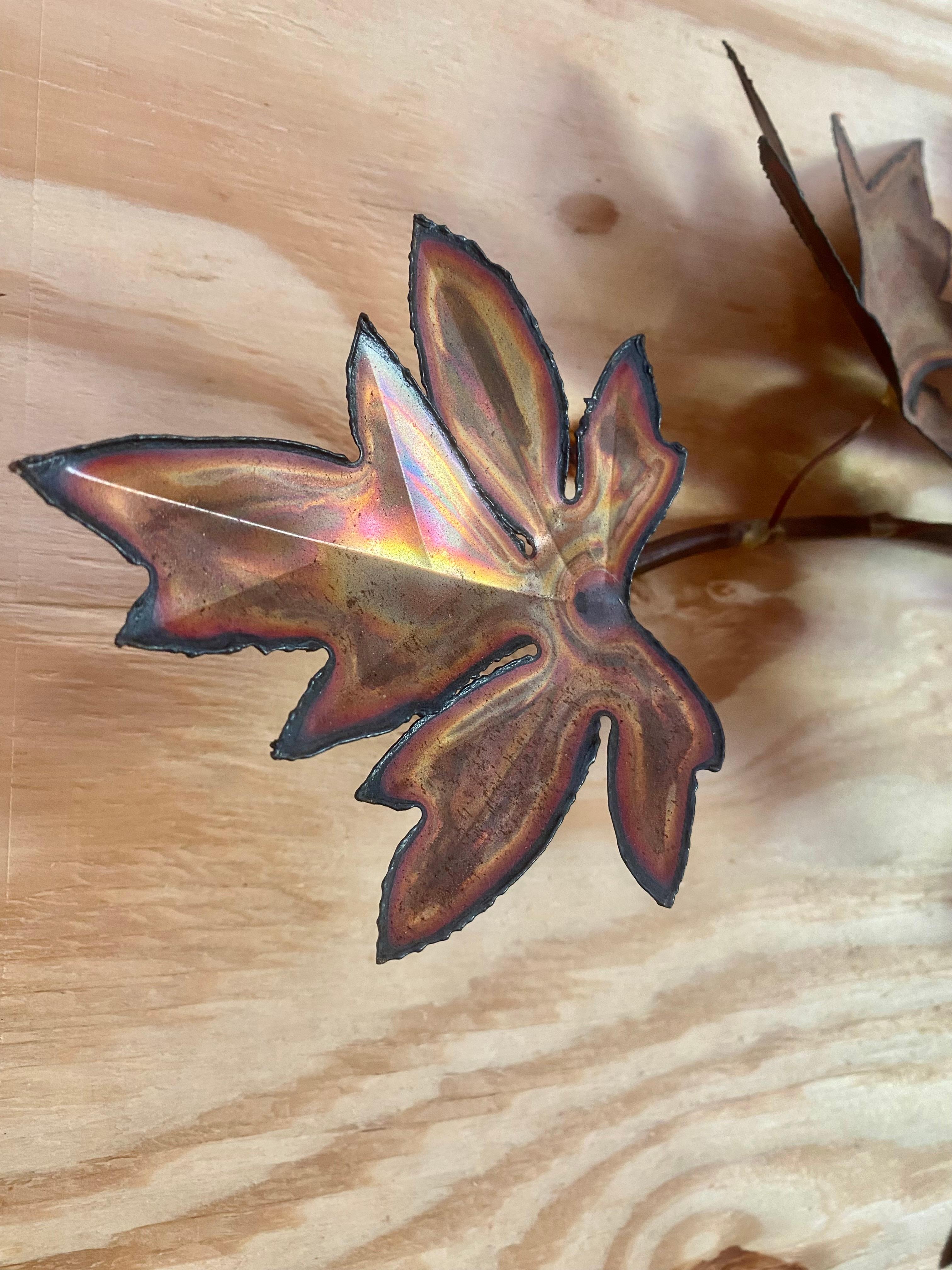 Scultura da parete firmata dall'artista con gancio integrato, pronta per essere esposta. Questo pezzo è stato splendidamente realizzato con una tecnica di taglio a cannello elegante ma decisamente brutalista ed è pieno di foglie cadute posizionabili