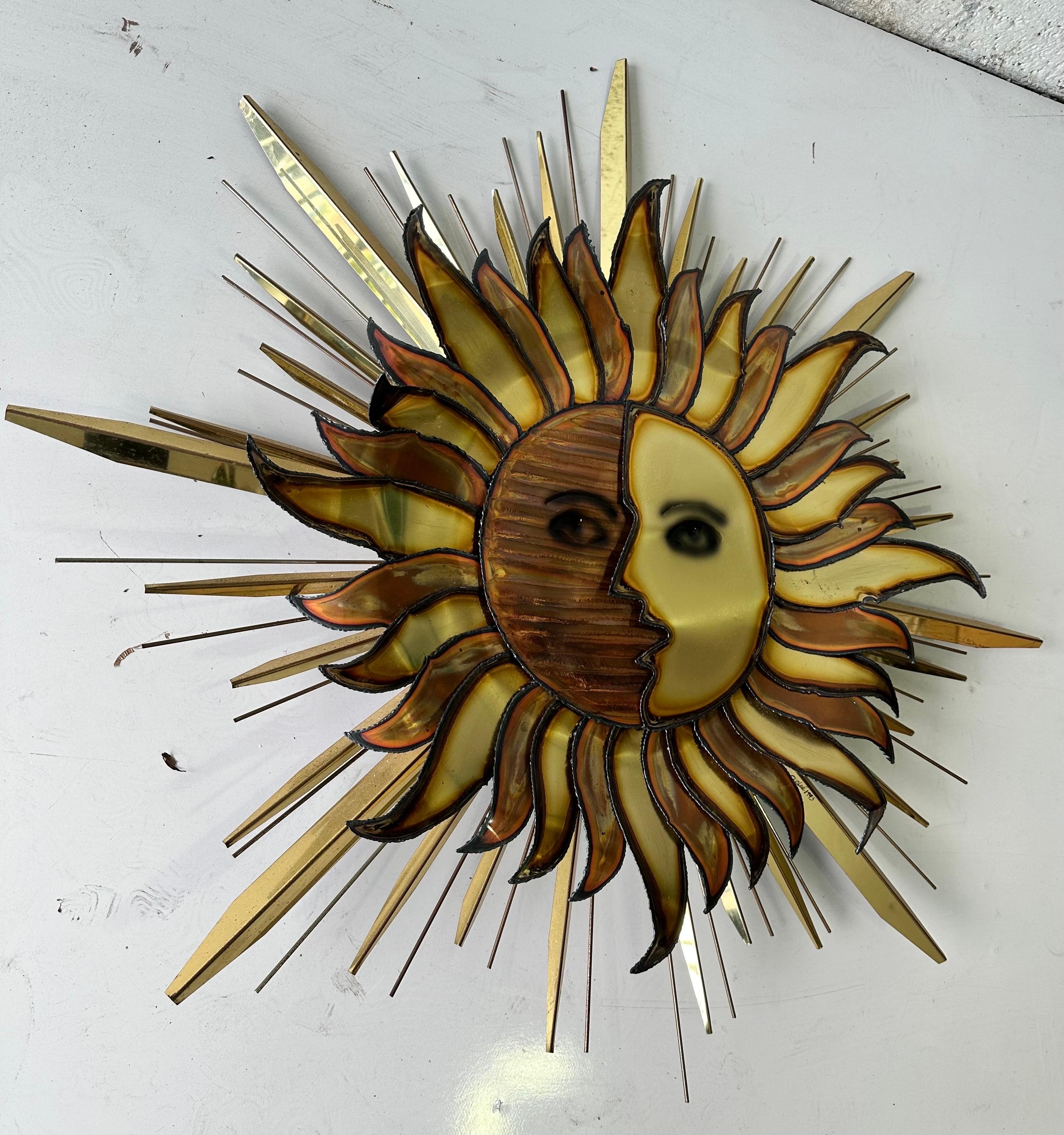 Curtis Jerė Sun And Moon Escultura mural de latón hacia 1993.
Firmado.
