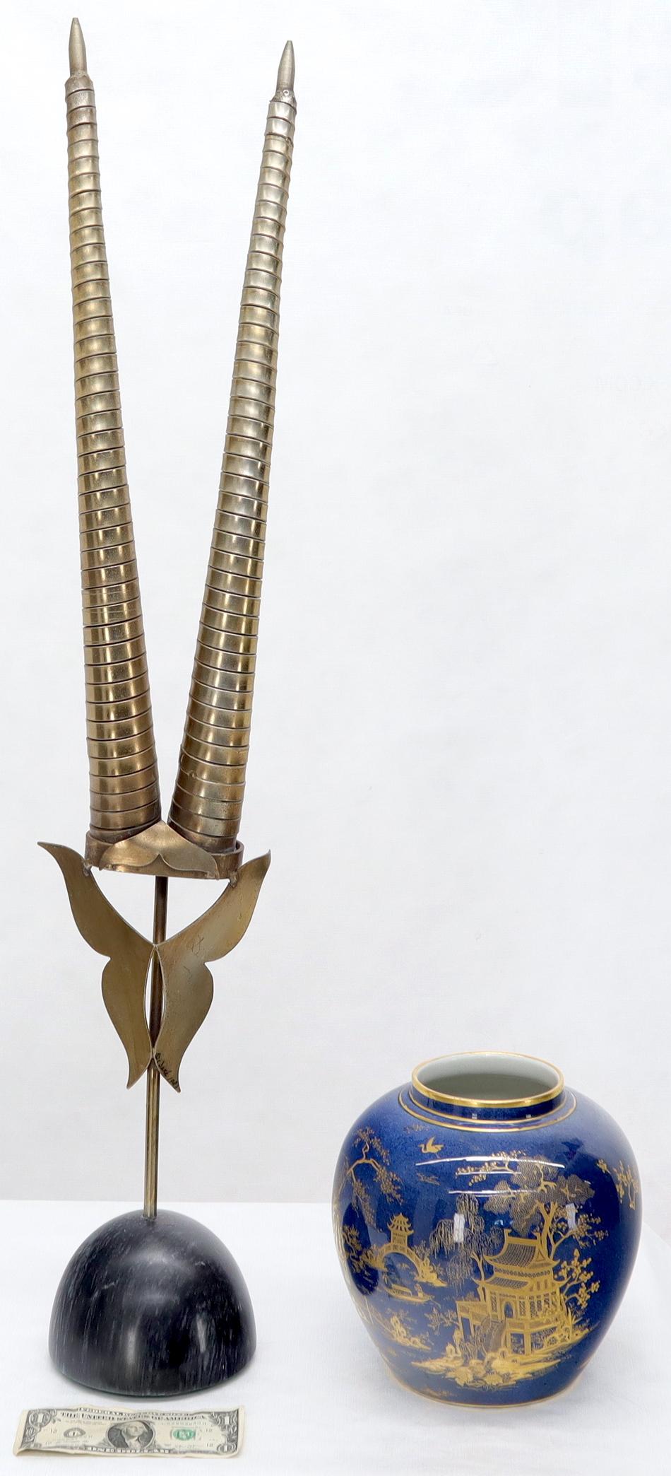 Curtis Jere Große Gazelle Hörner Skulptur auf Halbkugel Form Marmorsockel (Metall) im Angebot