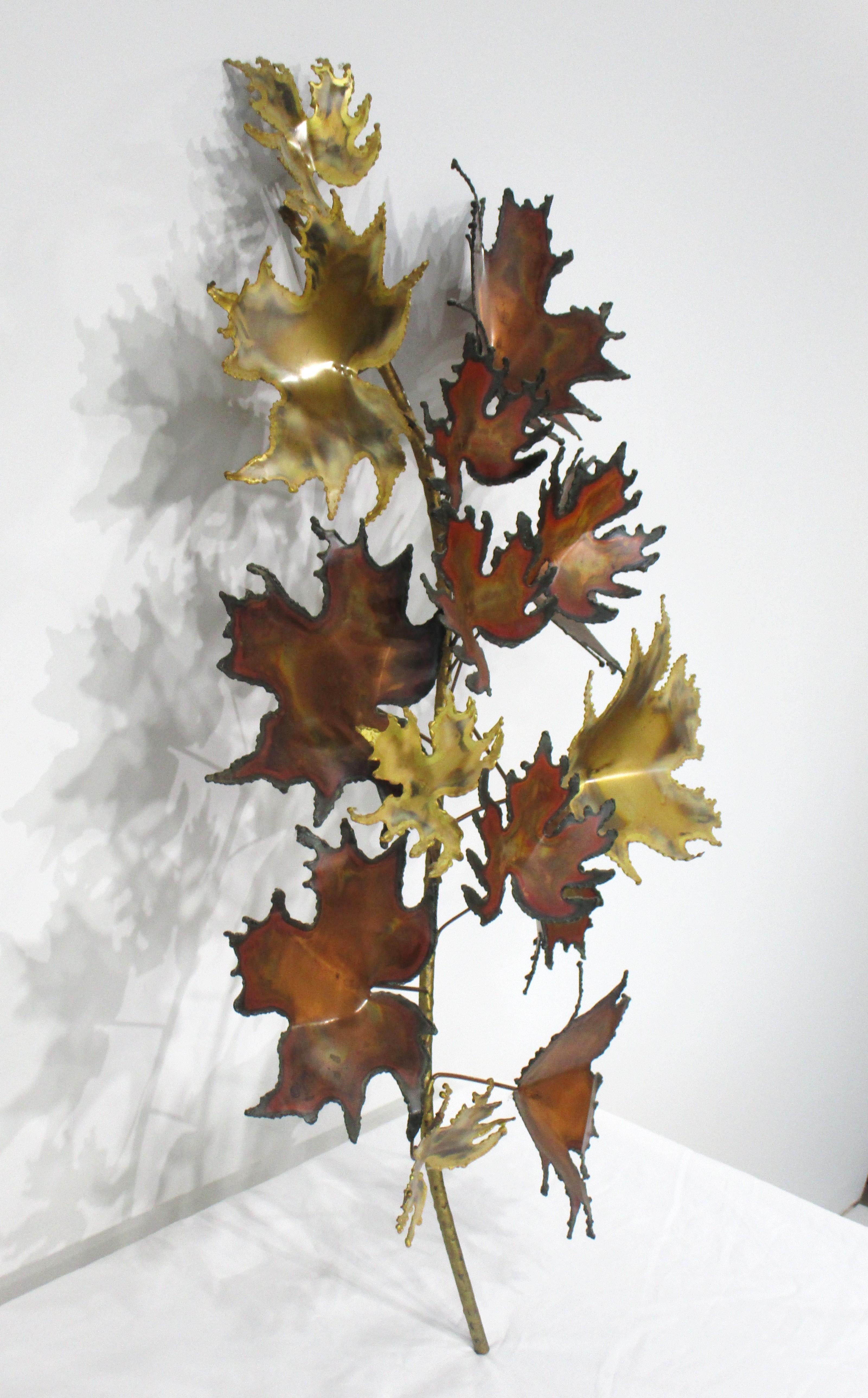 Escultura mural de ramas de estilo brutalista con hojas de latón, cobre y metal cortadas con soplete. Del estudio de arte de Curtis Jere conocido por sus piezas de metal de abstractos , naturaleza , vida real y otros diseños populares durante el