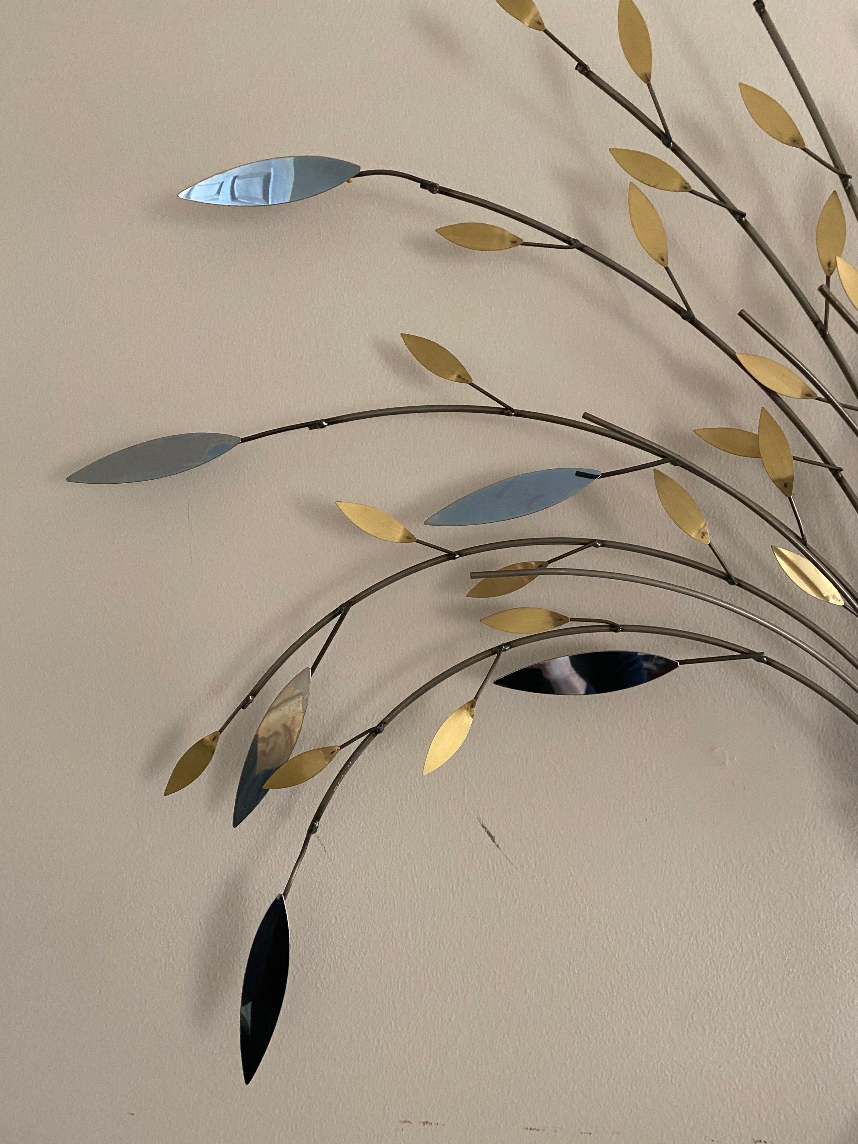 Curtis Jere Baum des Lebens Chrom und Messing skulpturale Metall Wand Skulptur. Das Arrangement besteht aus leichten und luftigen Zweigen mit reflektierenden, verspiegelten großen Blättern und messingfarbenen kleineren Blättern.

Unterzeichnet C