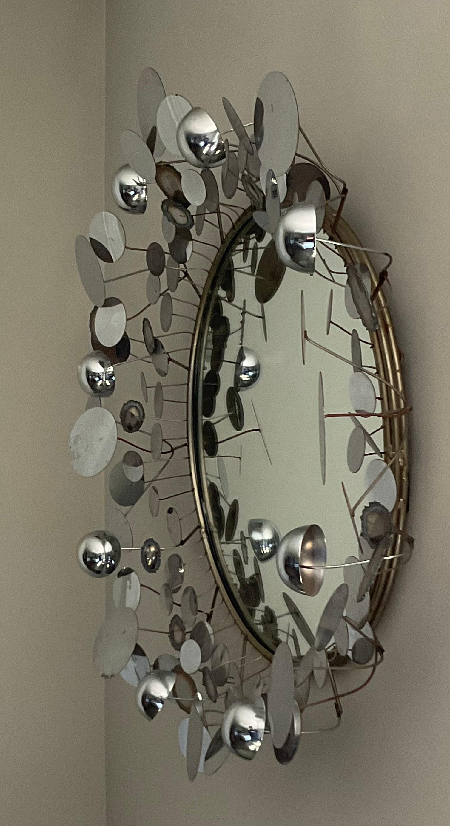 Icône Curtis Jere Vintage Chrome Raindrops Mirror Signé et daté 1974. La patine d'origine et le miroir d'origine mettent en valeur cette étonnante pièce sculpturale. 