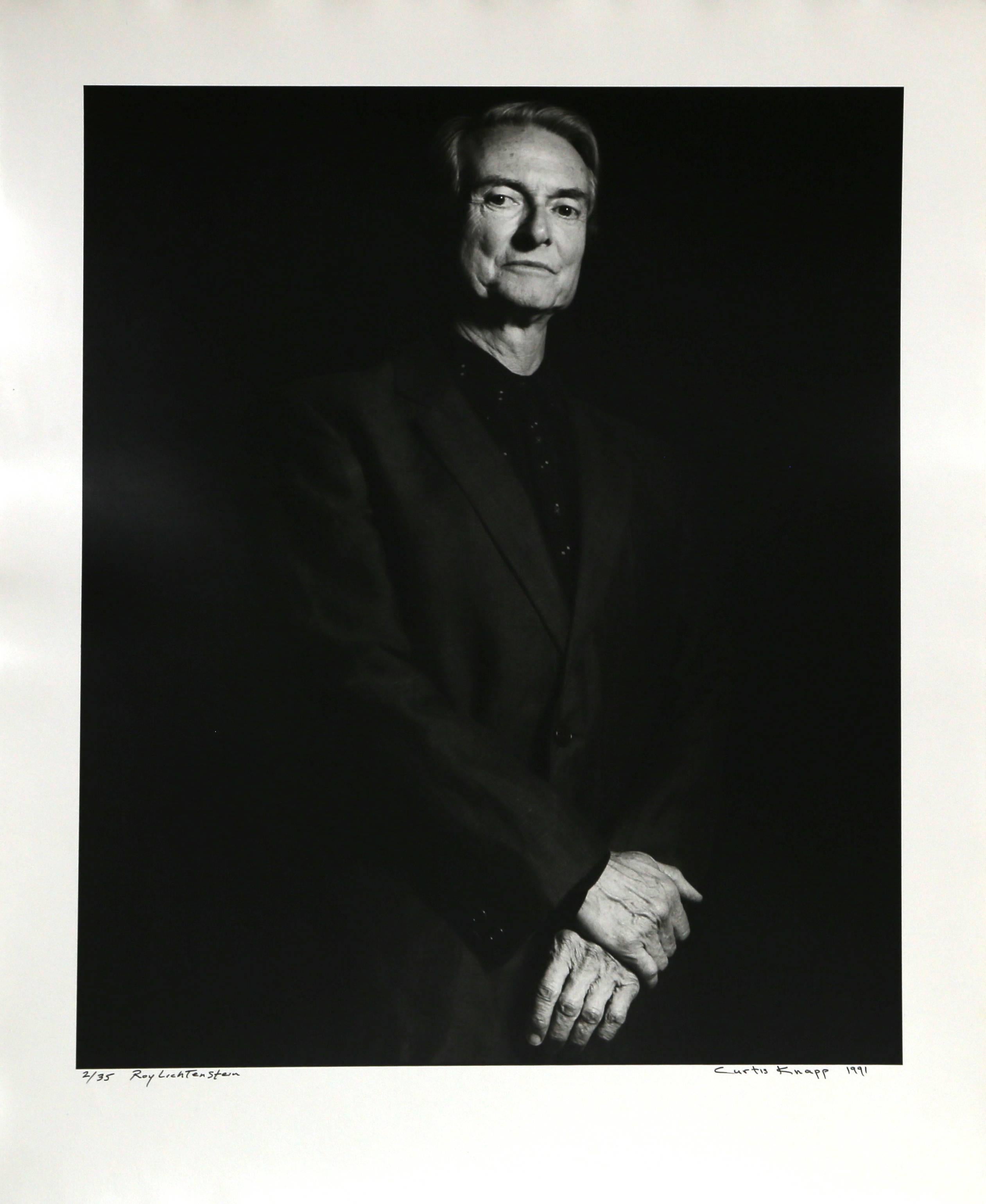 Artiste : Curtis Knapp, américain
Titre : Roy Lichtenstein
Année : 1990 (imprimé en 1991)
Moyen : Tirage argentique sur papier fibre, signé et numéroté à l'encre
Edition : 35 
Taille : 20 in. x 16 in. (50,8 cm x 40,64 cm)