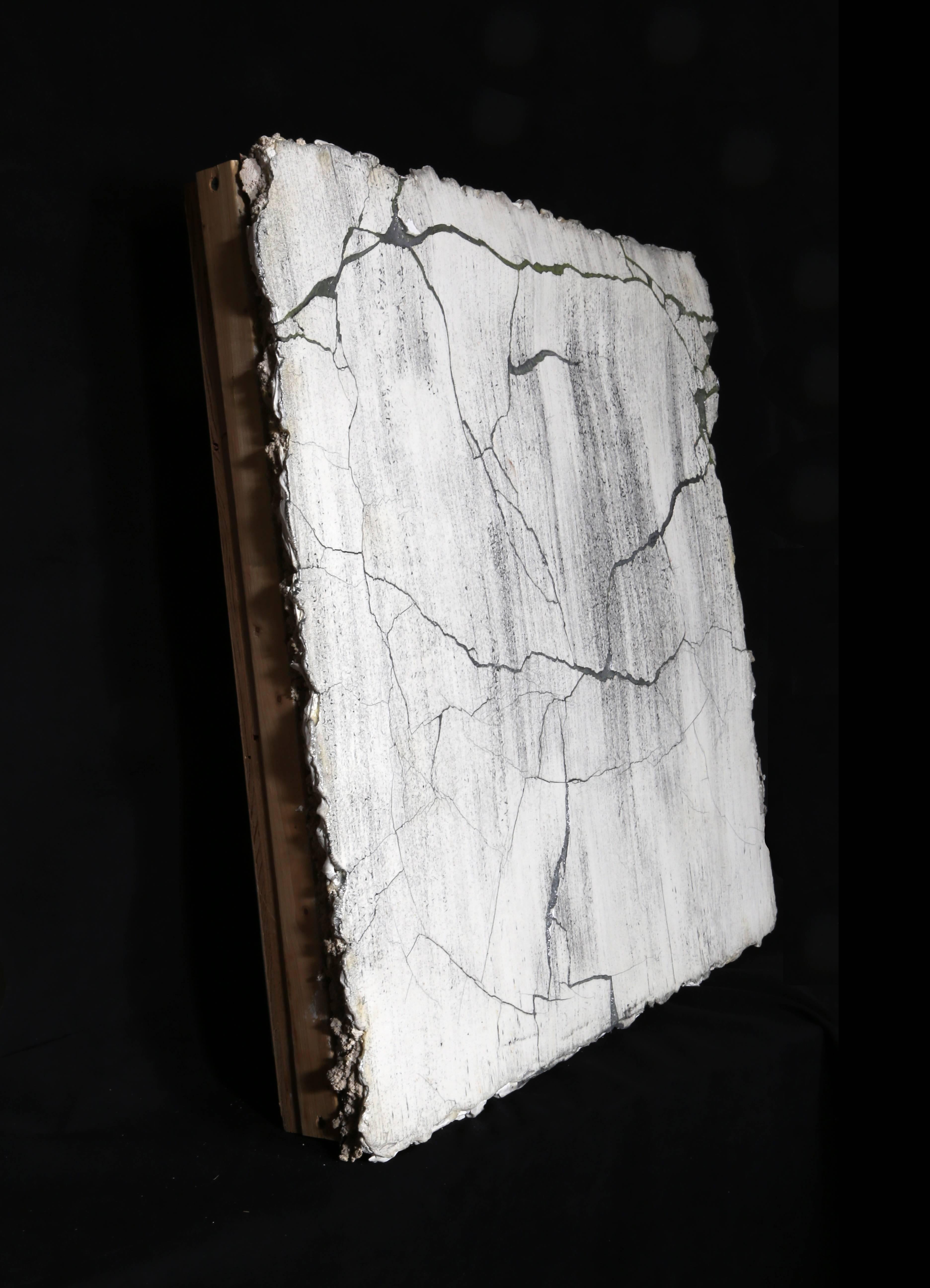 Broken Wandschild – Sculpture von Curtis Mitchell