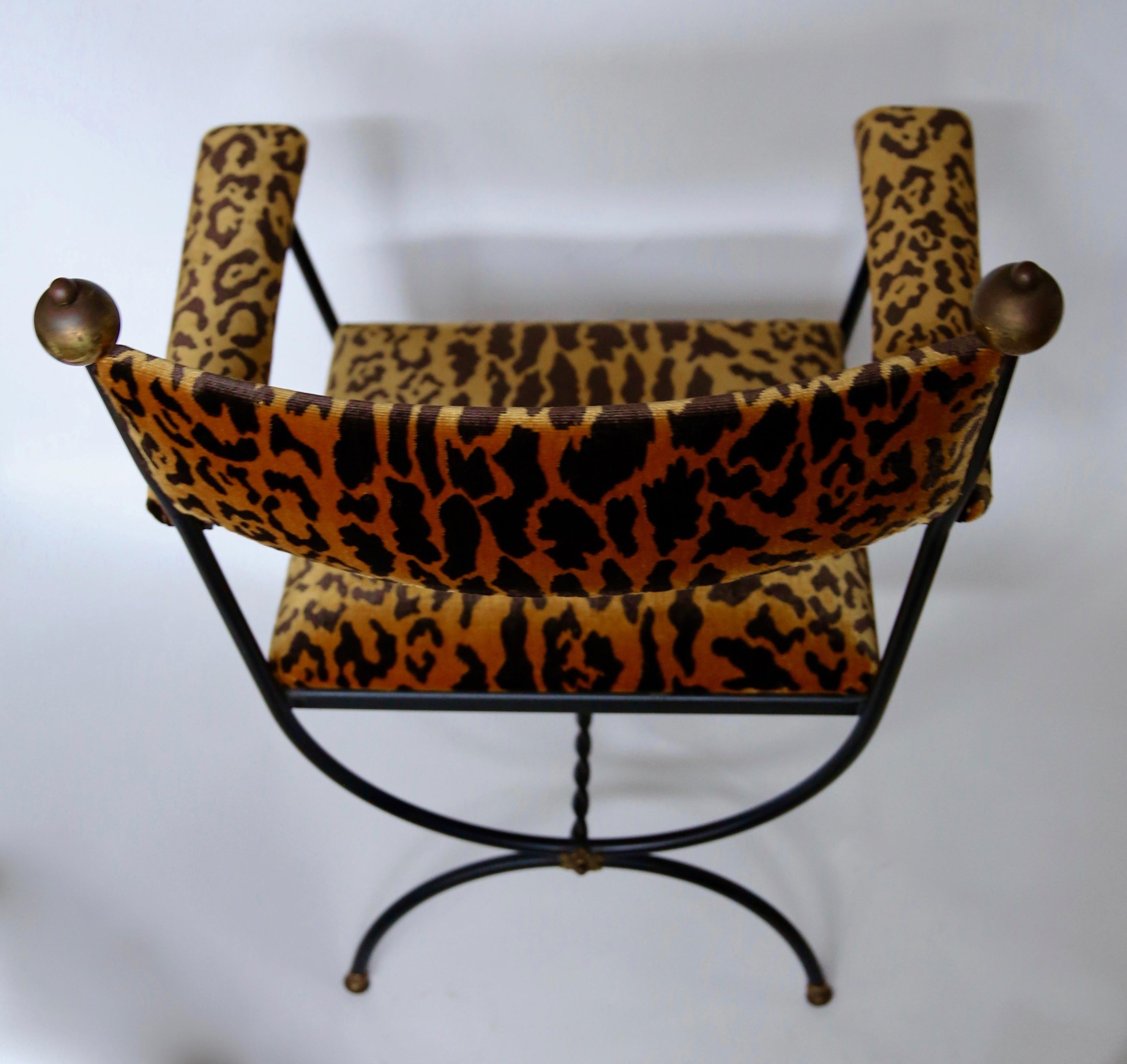Curule Armchair in Leopardo Silk-Velvet In Excellent Condition For Sale In Brussels, BE