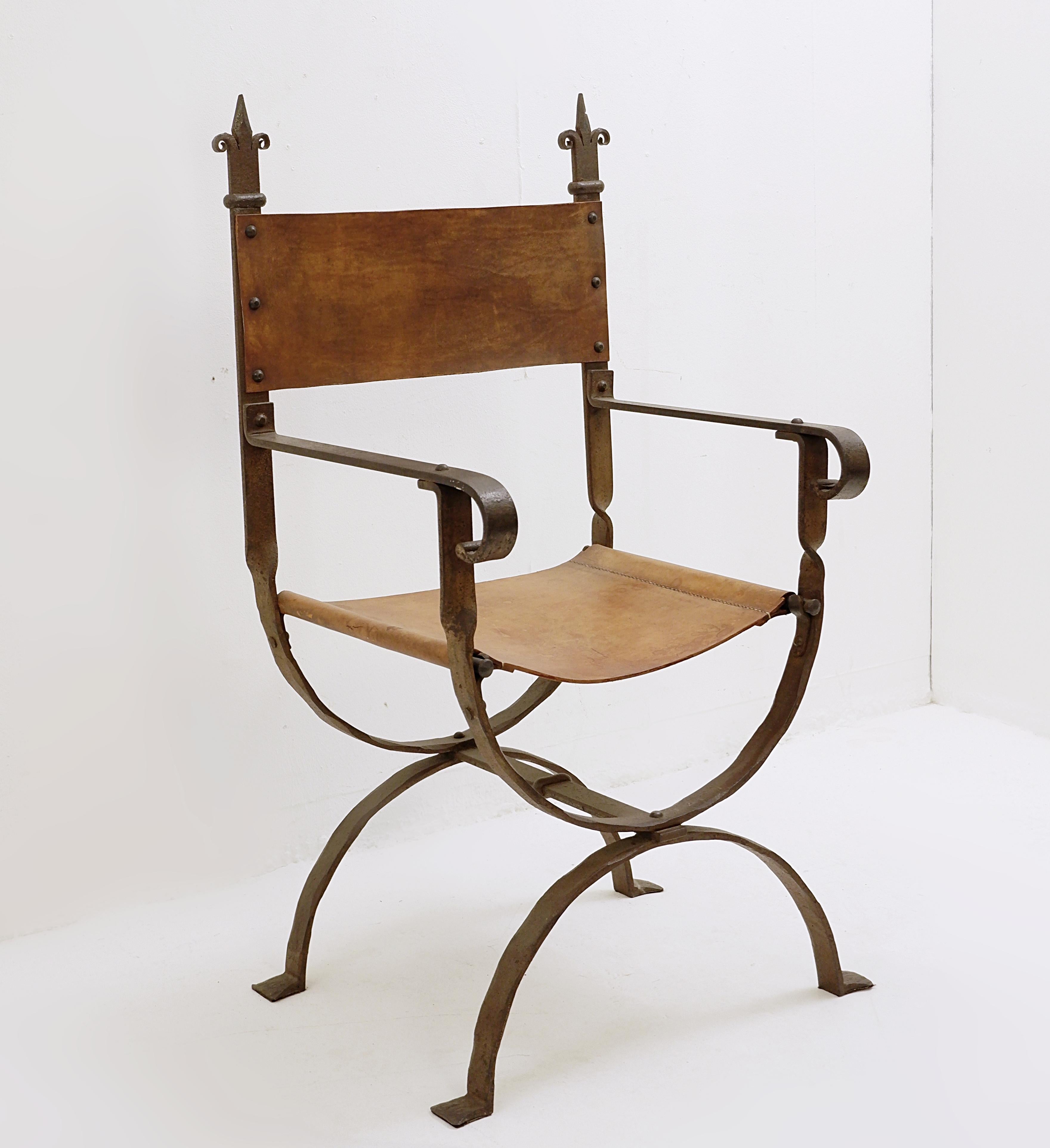 Mid-Century Modern Curule Armchair in Wrought Iron and Leather For Sale
