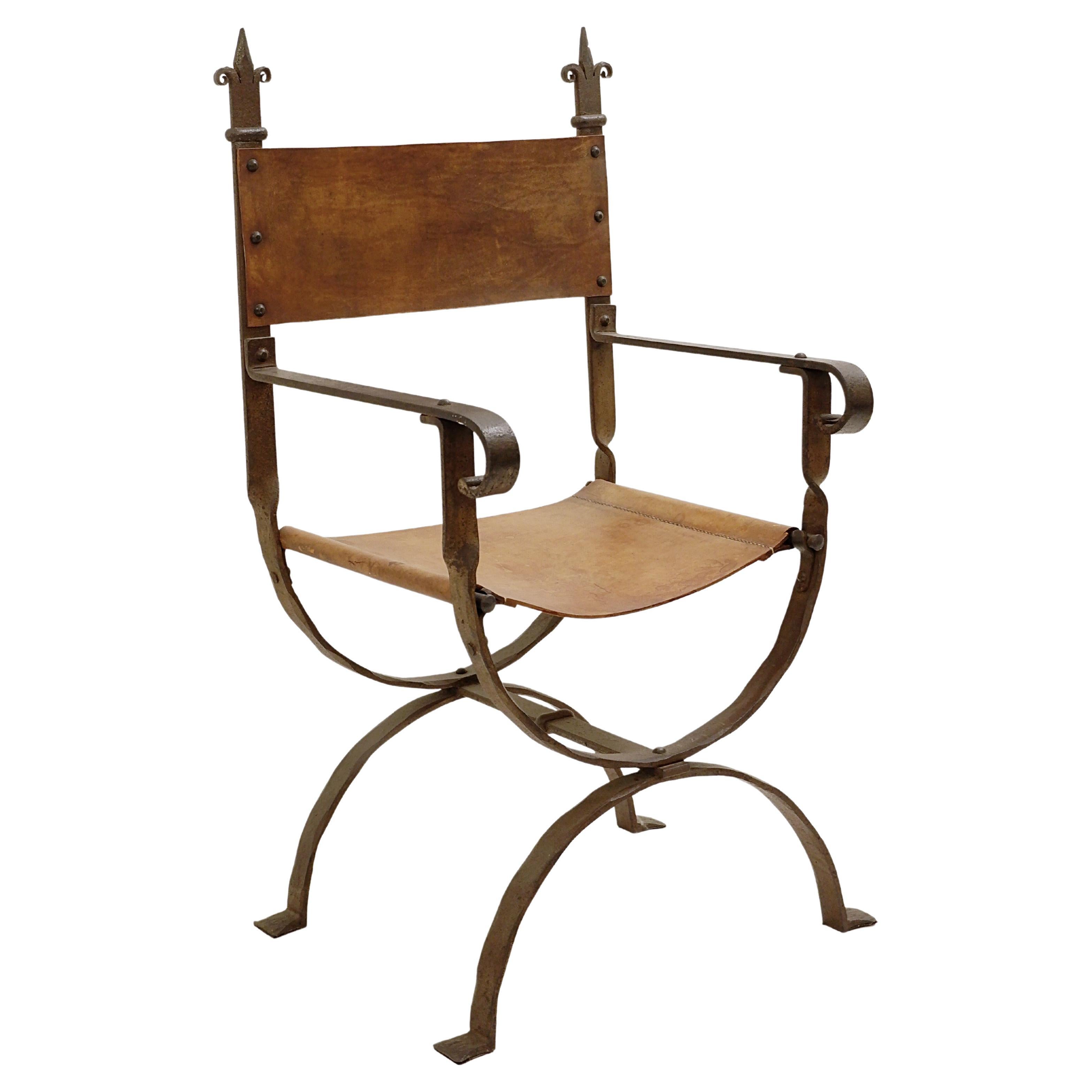 Fauteuil Curule en fer forgé et cuir en vente