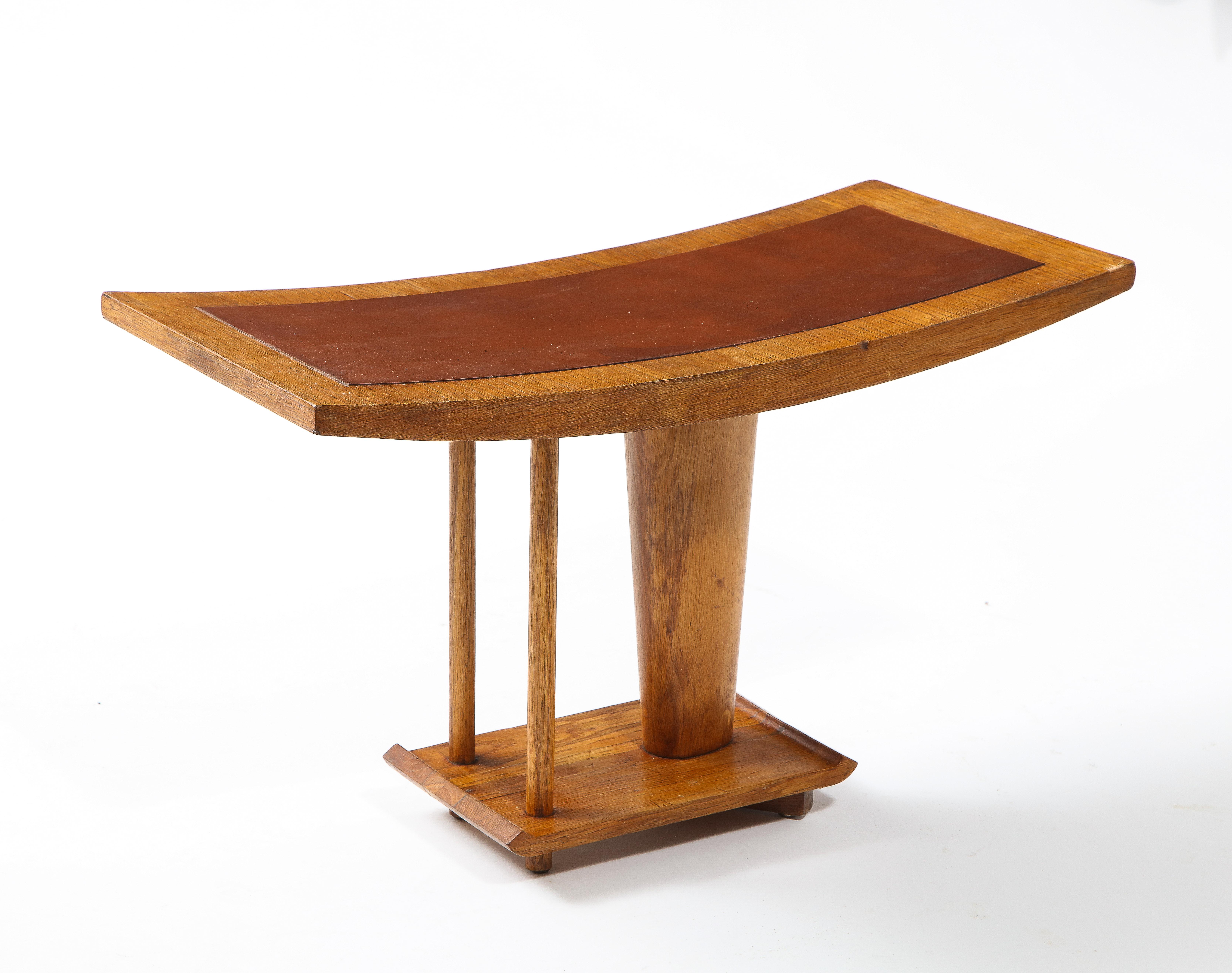 Ein asymmetrischer Hocker aus Eiche und Leder, der an das Werk von Pierre Chareau erinnert.