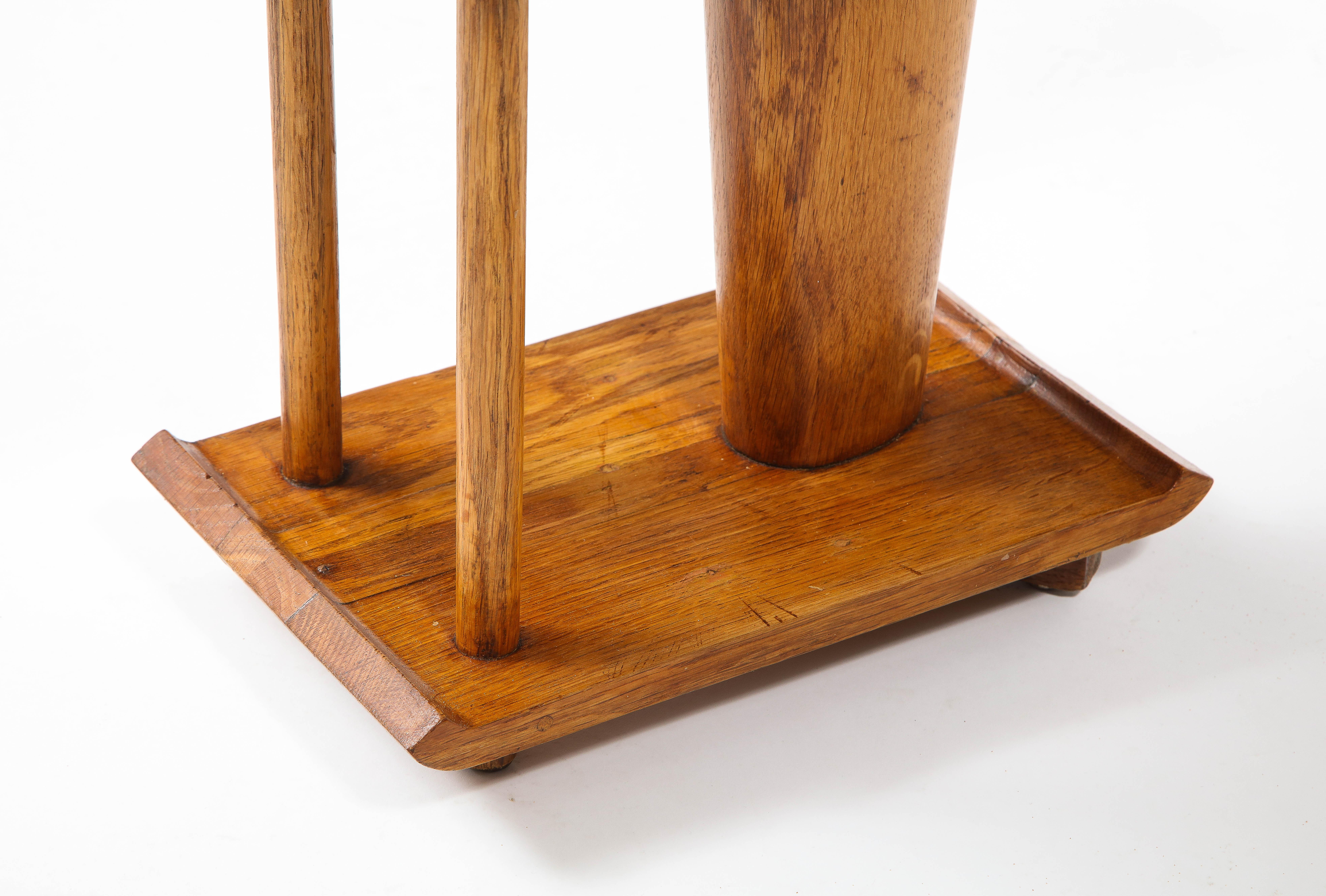 Hocker „ Curule“ aus Leder und Eiche, Frankreich 1940er Jahre (Art déco) im Angebot