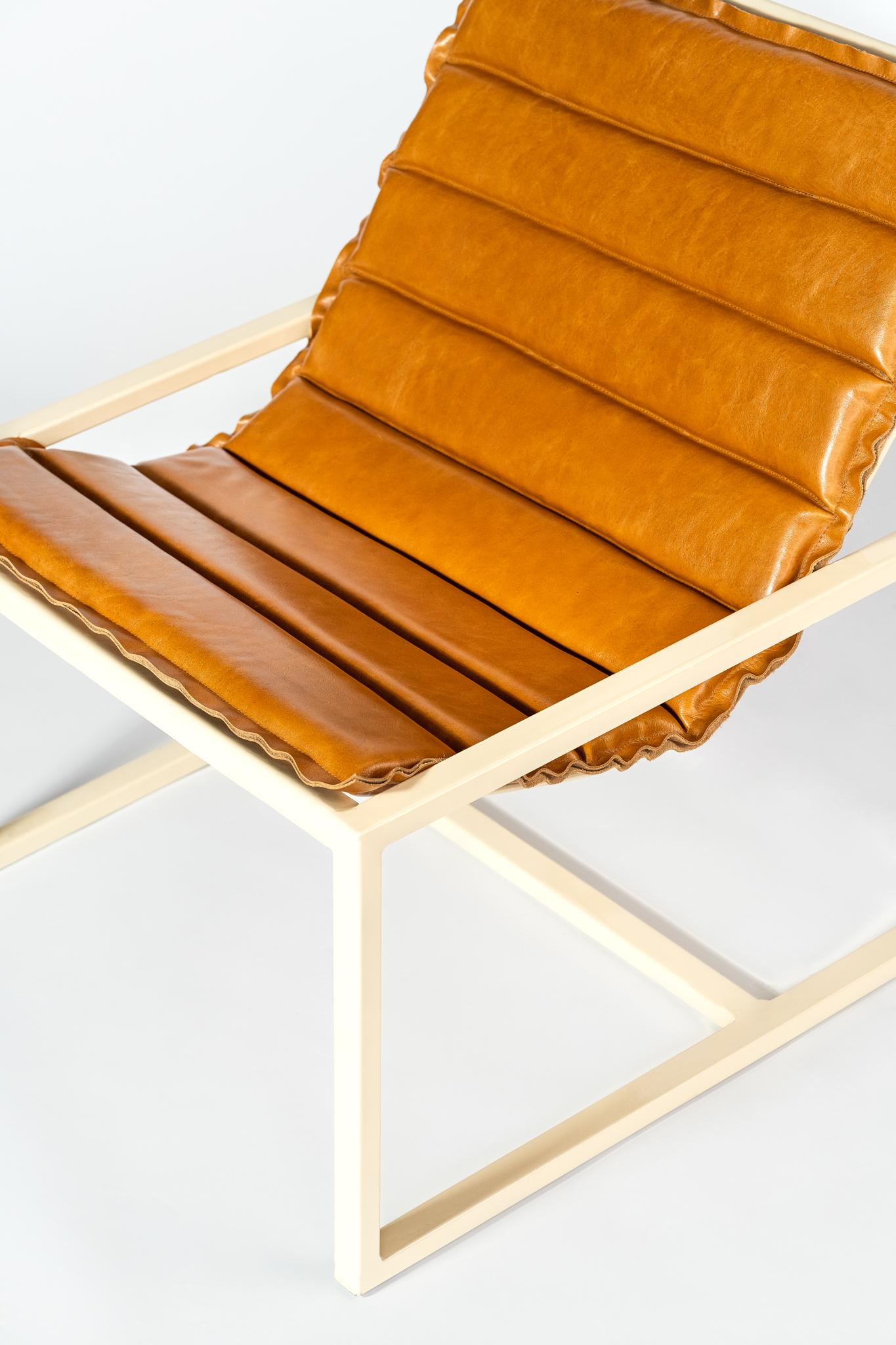 Nützlich als Sessel, stilvoll als Lounge-Sessel. Er wurde für eine super entspannte, gut geneigte Haltung entwickelt. Der Curva Armchair von Estudio Few funktioniert sowohl mit als auch ohne Kissen. Die von Bernardo Senna entworfene Metallstruktur