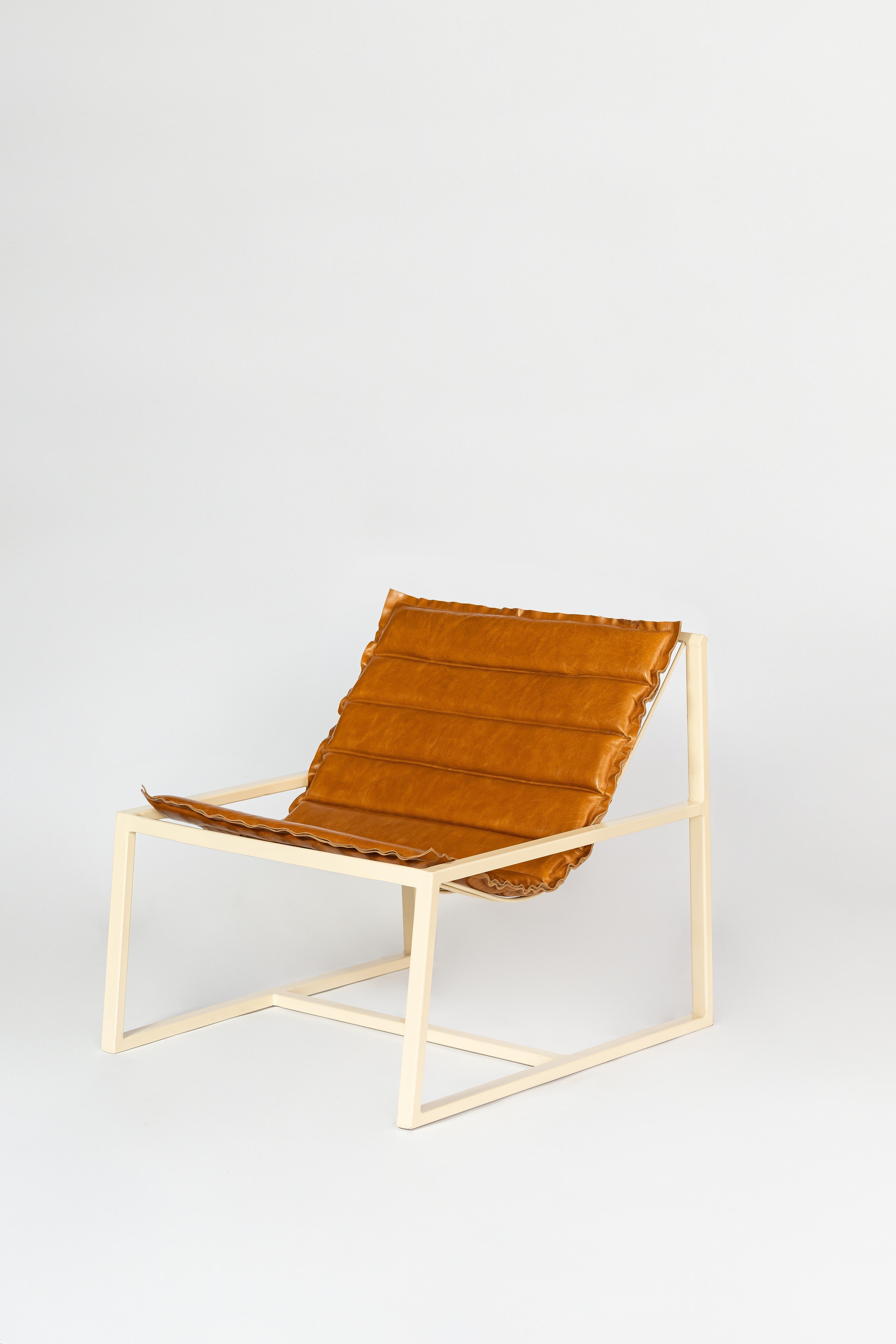 Útil como sillón, elegante como tumbona. Se diseñó para una postura superrelajada y bien inclinada. El Sillón Curva de Estudio Few funciona tanto con cojín como sin él. Diseñada por Bernardo Senna, su estructura metálica fue concebida para lucir