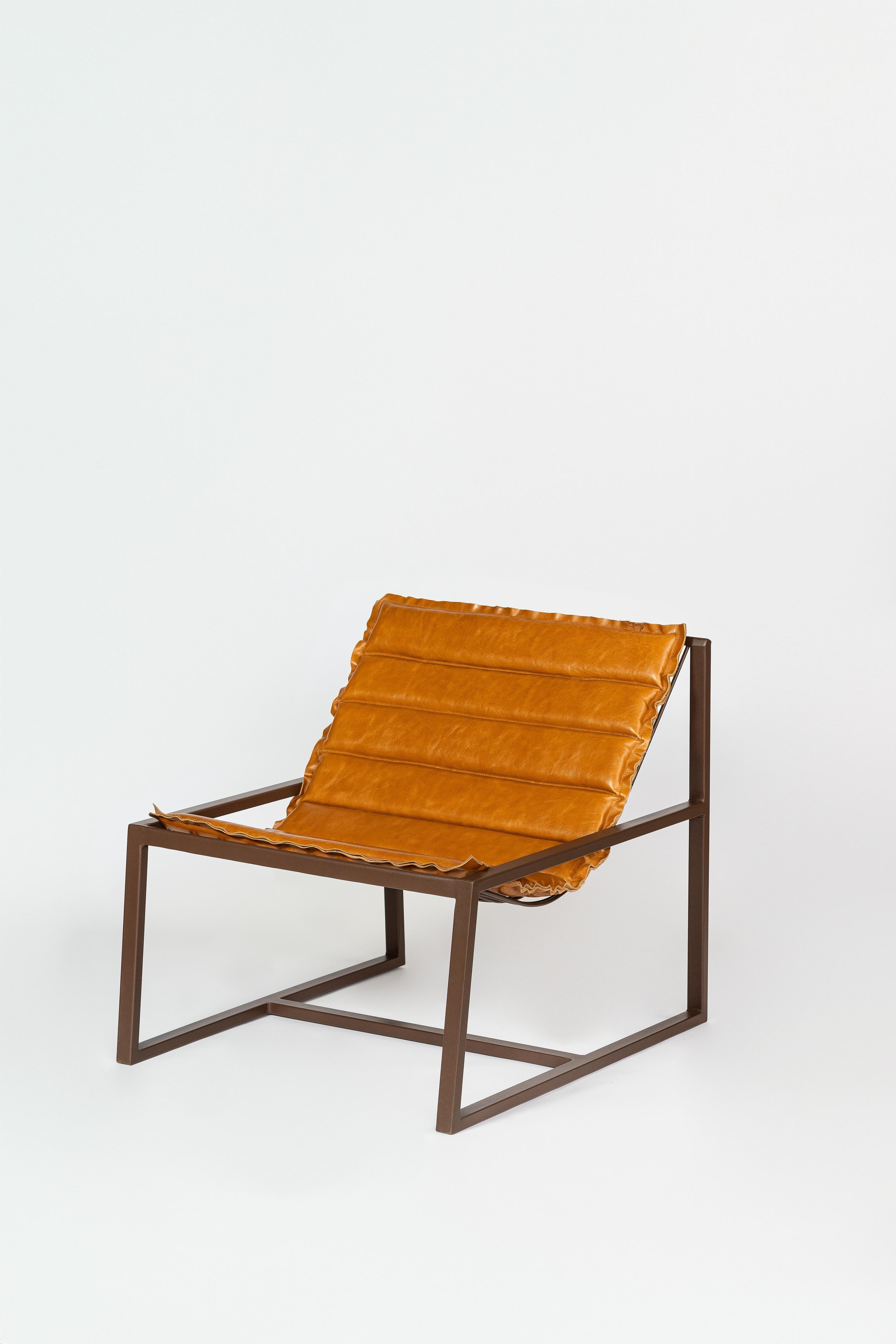 Sillón Curva de Estúdio Few con Asientos de Piel Brasileño en venta