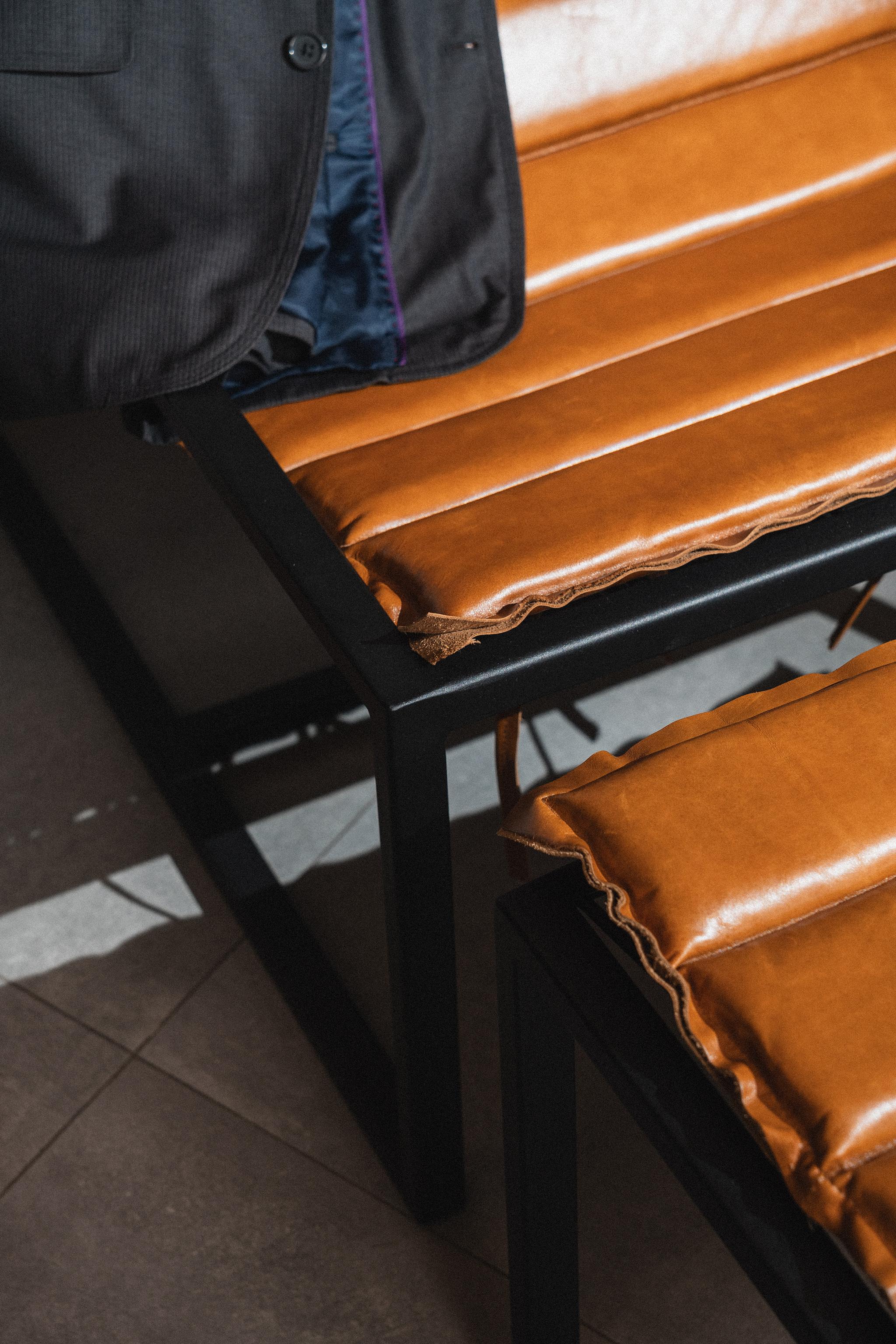 Sillón Curva de Estúdio Few con Asientos de Piel Soldado en venta