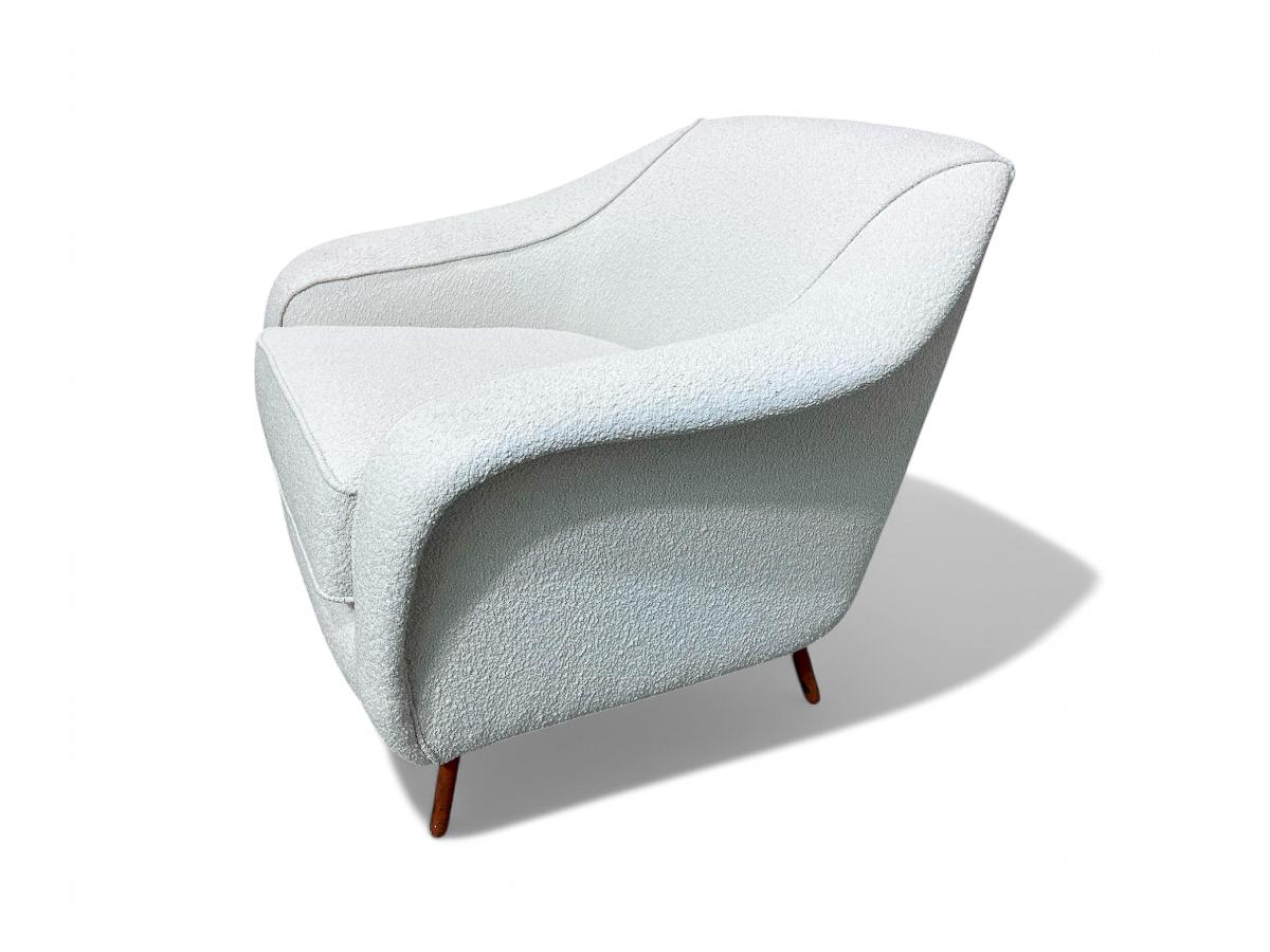 Mid-Century Modern Curva Armchair with Tubular Legs in Boucle, Joaquim Tenreiro, 1960 - Lot 760 For Sale