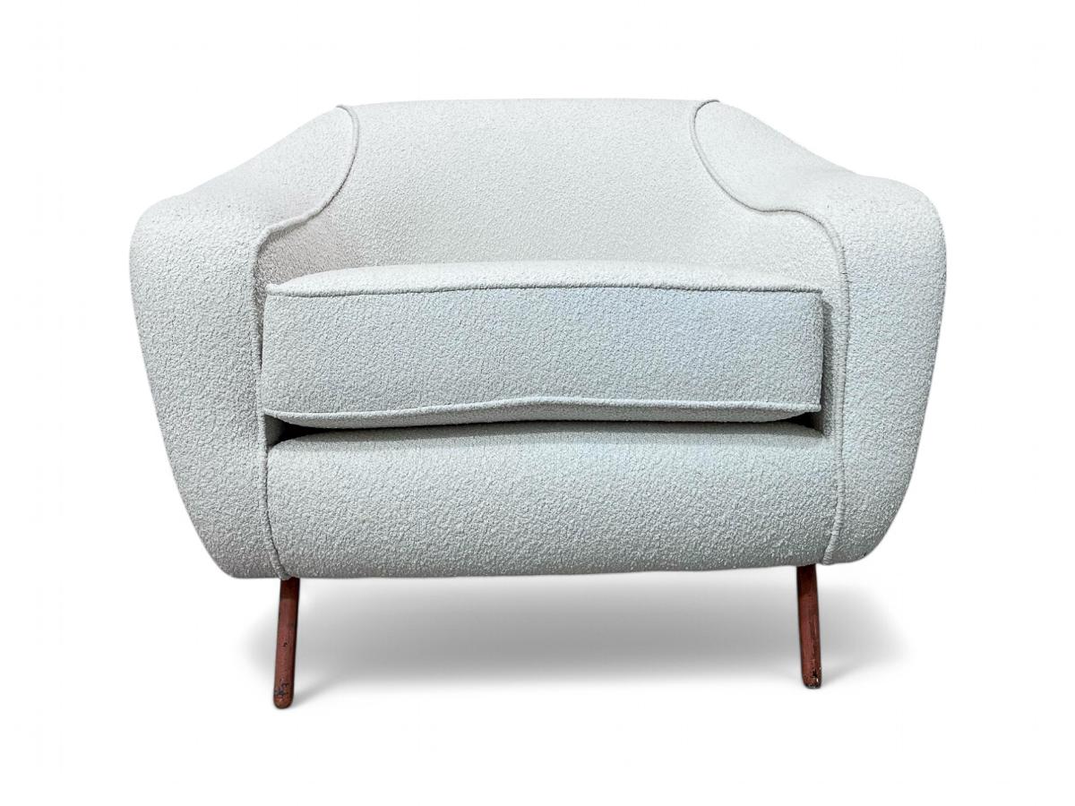 Brazilian Curva Armchair with Tubular Legs in Boucle, Joaquim Tenreiro, 1960 - Lot 760 For Sale