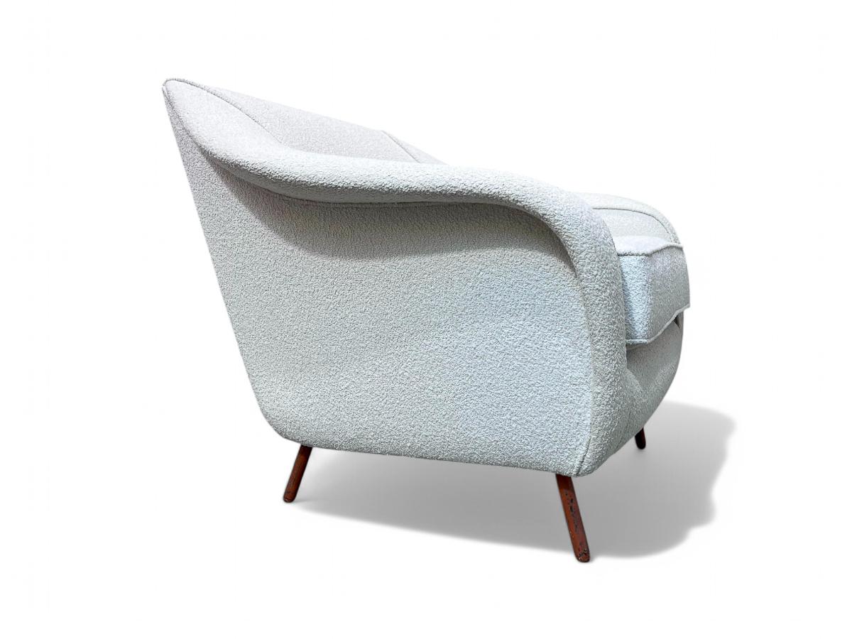Curva Armchair with Tubular Legs in Boucle, Joaquim Tenreiro, 1960 - Lot 760 In Good Condition For Sale In New York, NY