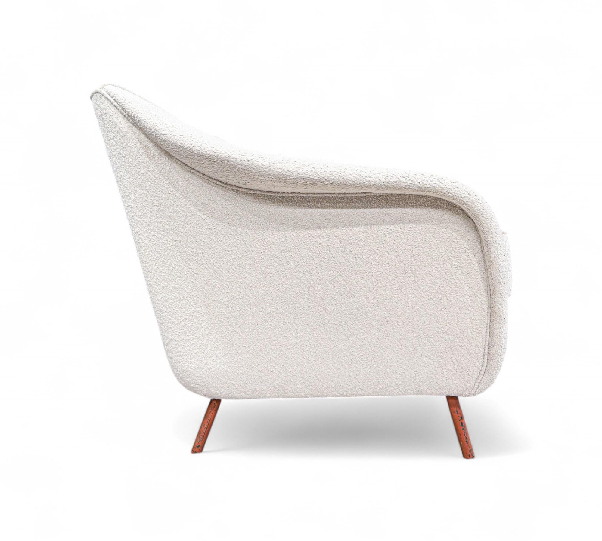 Curva Armchair with Tubular Legs in Boucle, Joaquim Tenreiro, 1960 - Lot 760 In Good Condition For Sale In New York, NY