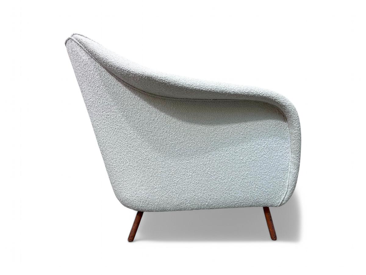 20th Century Curva Armchair with Tubular Legs in Boucle, Joaquim Tenreiro, 1960 - Lot 760 For Sale