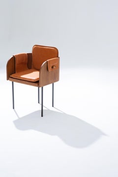 Curva Chair di +55design - Poltrona moderna in legno e pelle dalla forma geometrica