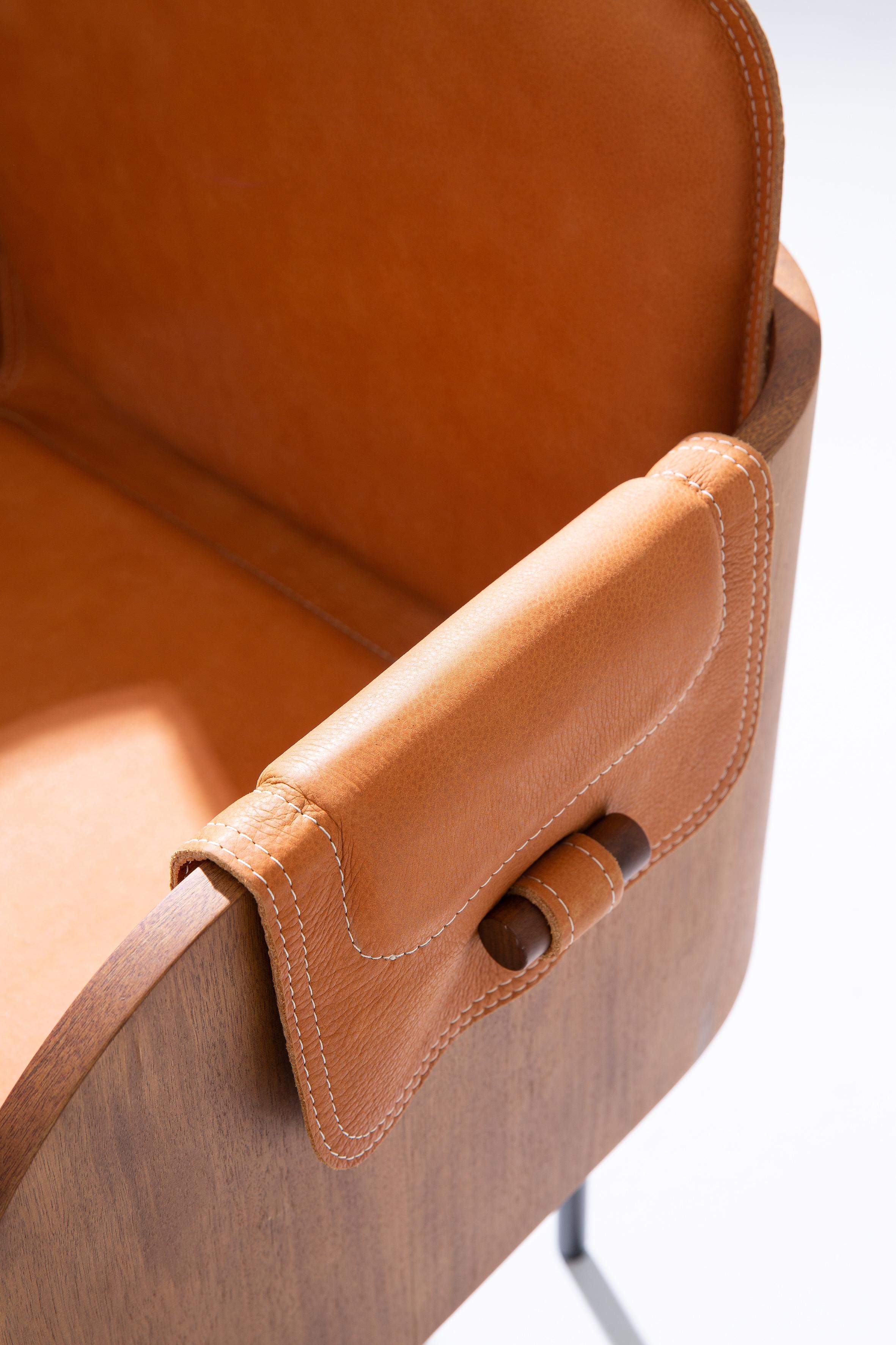Curva Chair by +55design – Modern Wood and Leather Armchair with Geometric Form In New Condition For Sale In Jardim America, SP