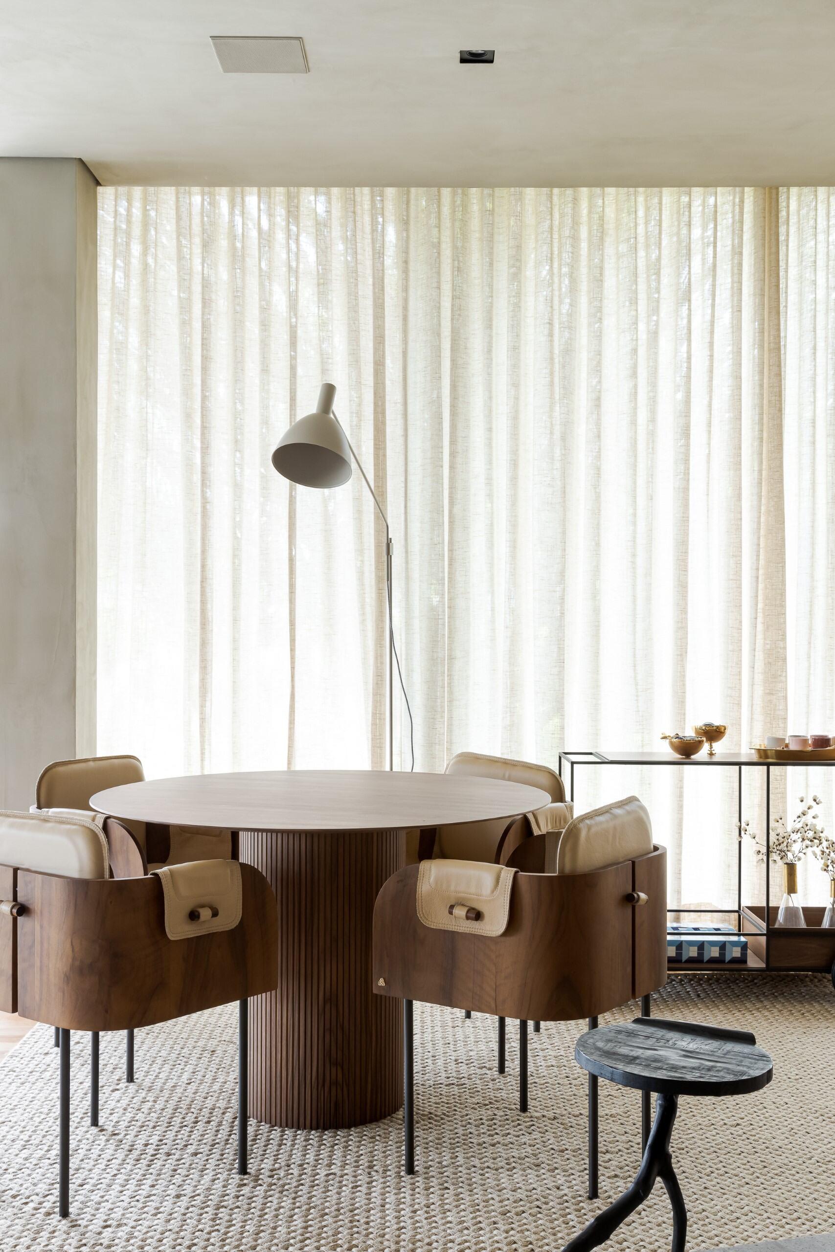 Curva Chair by +55design – Modern Wood and Leather Armchair with Geometric Form For Sale 2