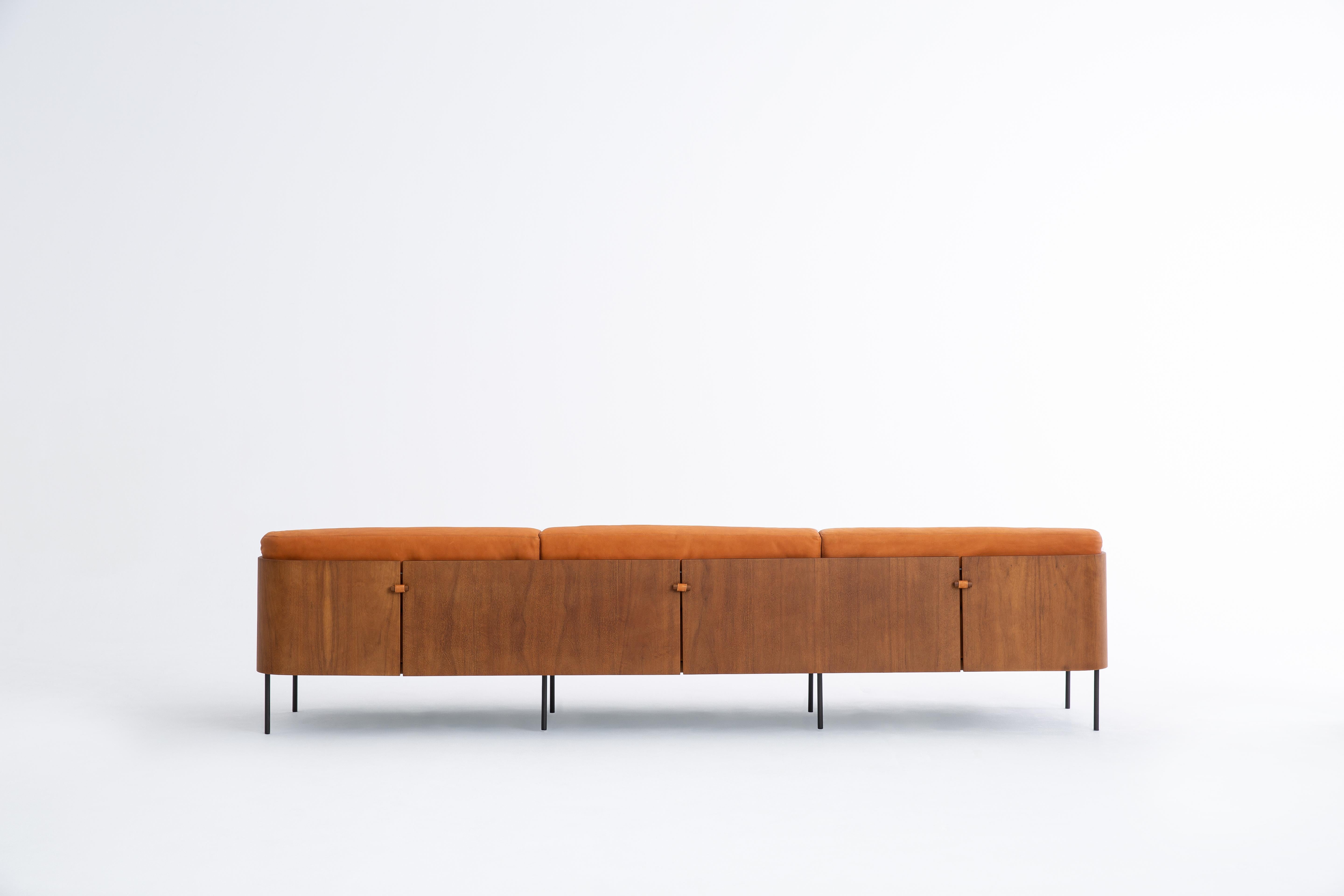 Il Divano Curva fonde la raffinatezza strutturale con materiali raffinati in una silhouette architettonica e contemporanea. Costruita con una solida combinazione di legno e acciaio, la sua struttura pulita e resistente supporta un rivestimento in