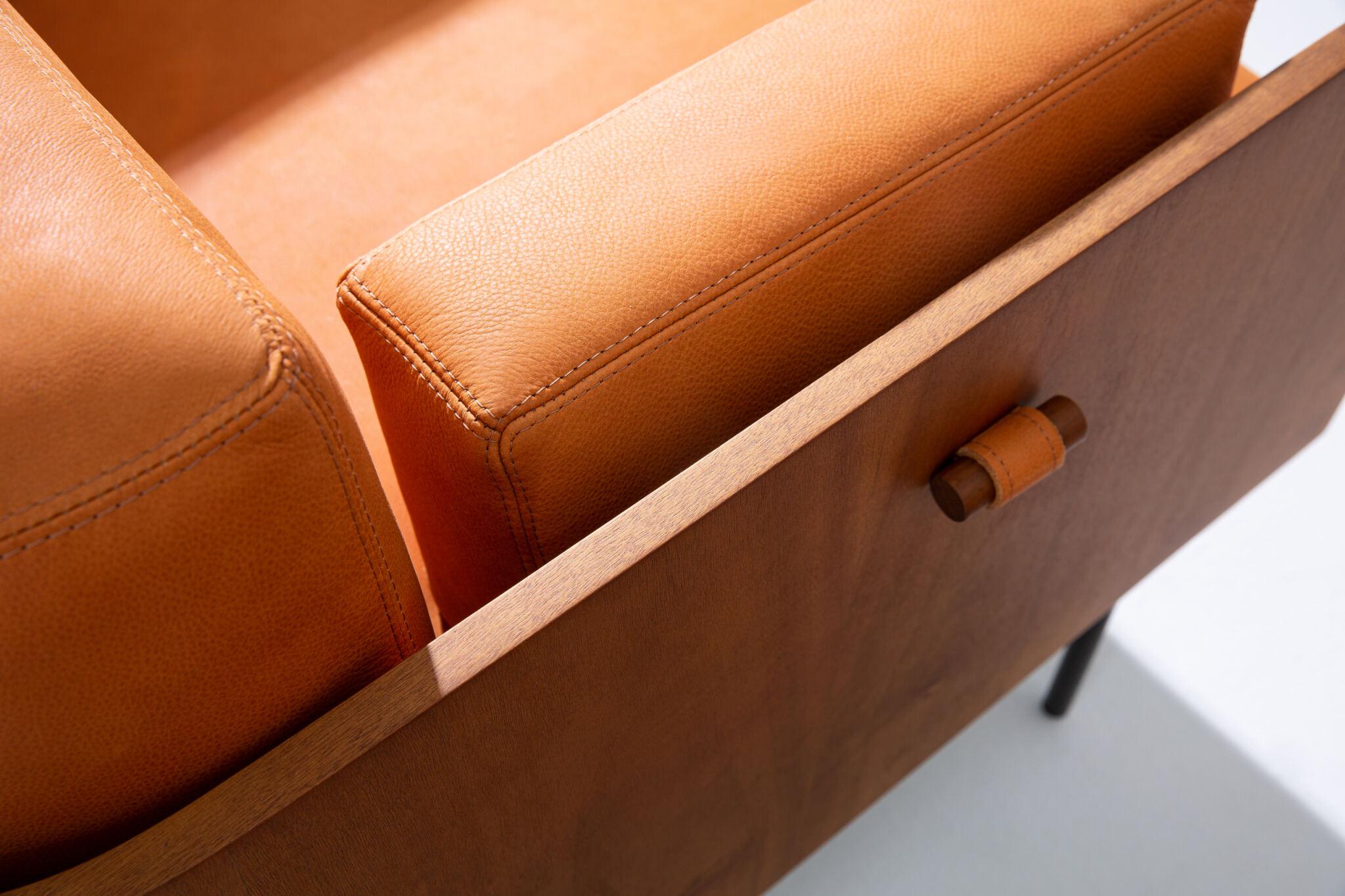 Brasiliano Divano Curva - Elegante design architettonico in pelle, legno e acciaio in vendita