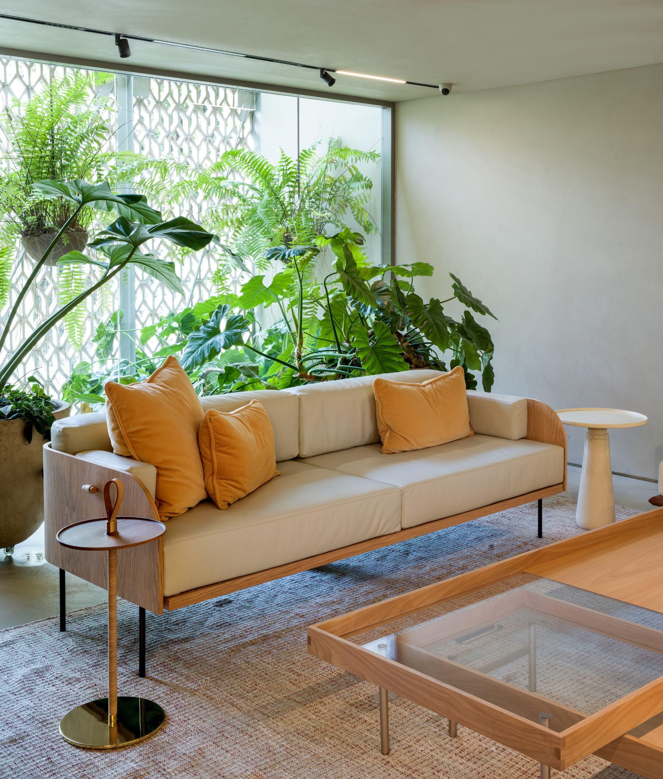 XXI secolo e contemporaneo Divano Curva - Elegante design architettonico in pelle, legno e acciaio in vendita