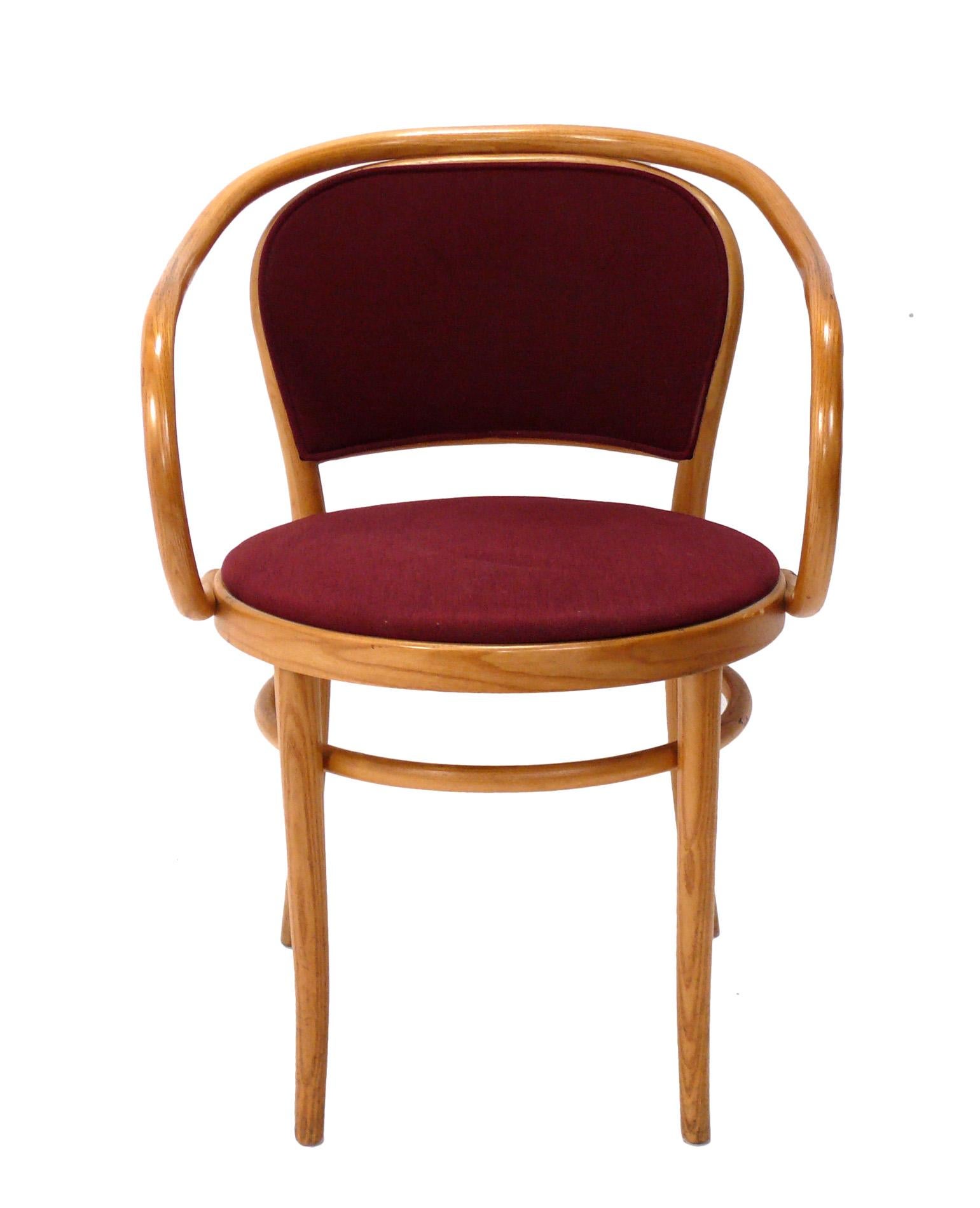 Set di sei sedie da pranzo in legno curvato, disegnate per Thonet, probabilmente prodotte in Austria e vendute al dettaglio dal loro negozio di New York, circa anni '50. Attualmente sono in fase di rivestizione e possono essere completate con il tuo