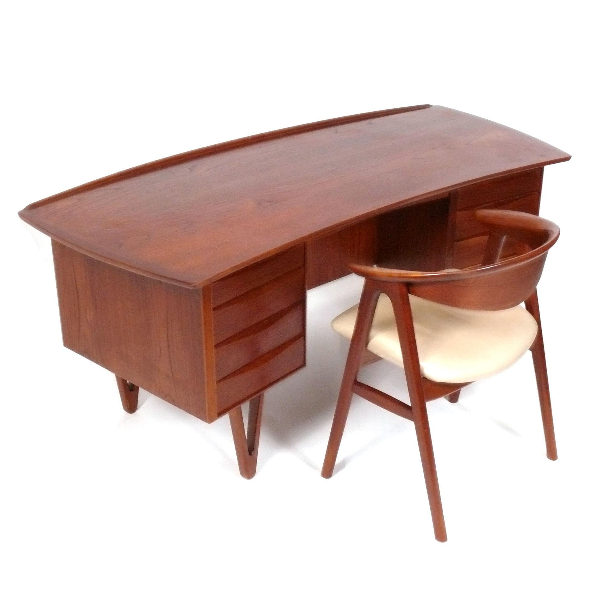 Bureau et chaise modernes danois aux formes arrondies, conçus par Svend Aage Madsen pour Sigurd Hansen, Danemark, vers les années 1960. Très rare de trouver la chaise assortie. Il offre un vaste espace de rangement avec quatre tiroirs profonds de