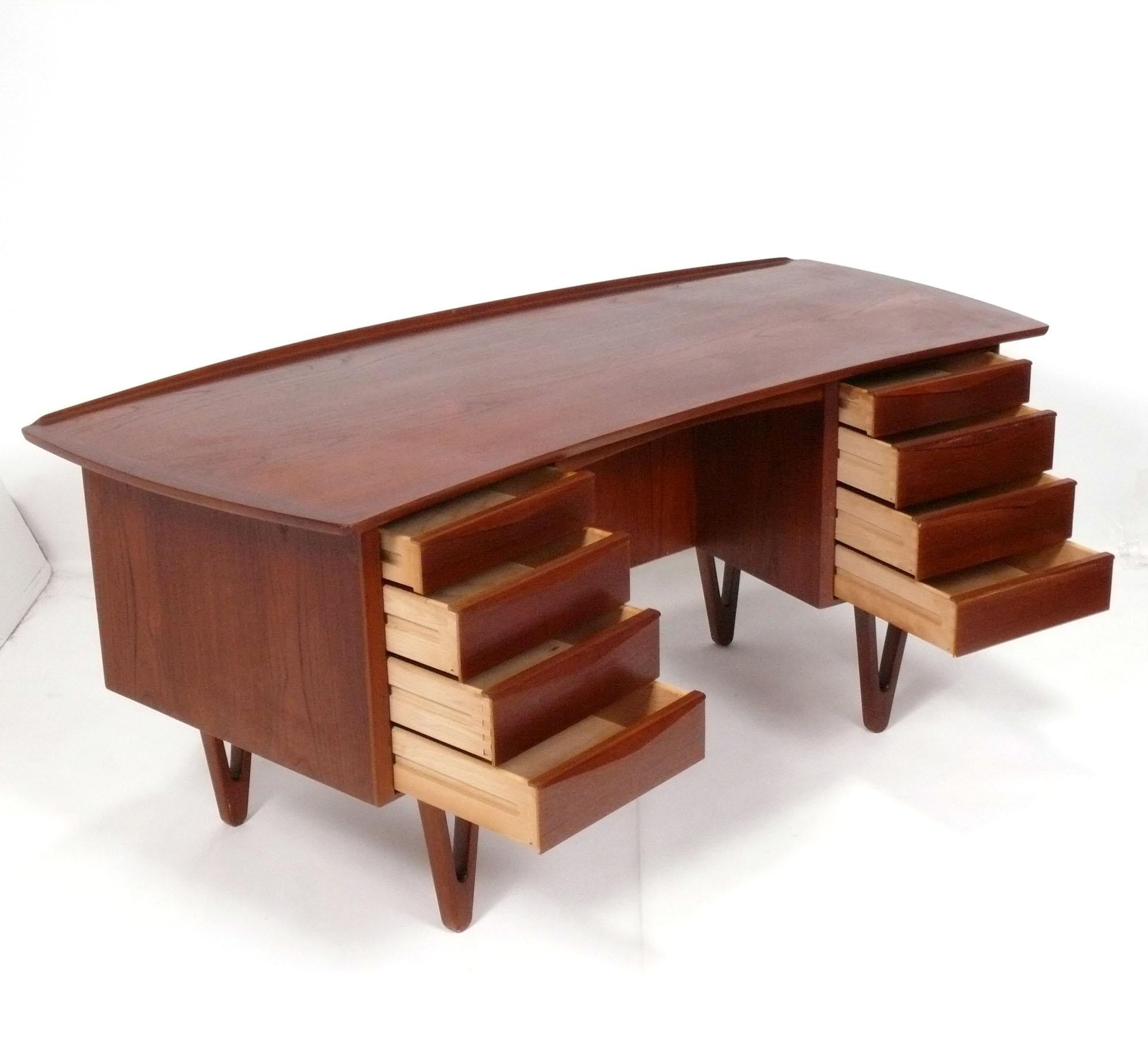 Mid-Century Modern Bureau et chaise moderne danois aux formes arrondies de Svend Aage Madsen pour Sigurd Hansen en vente
