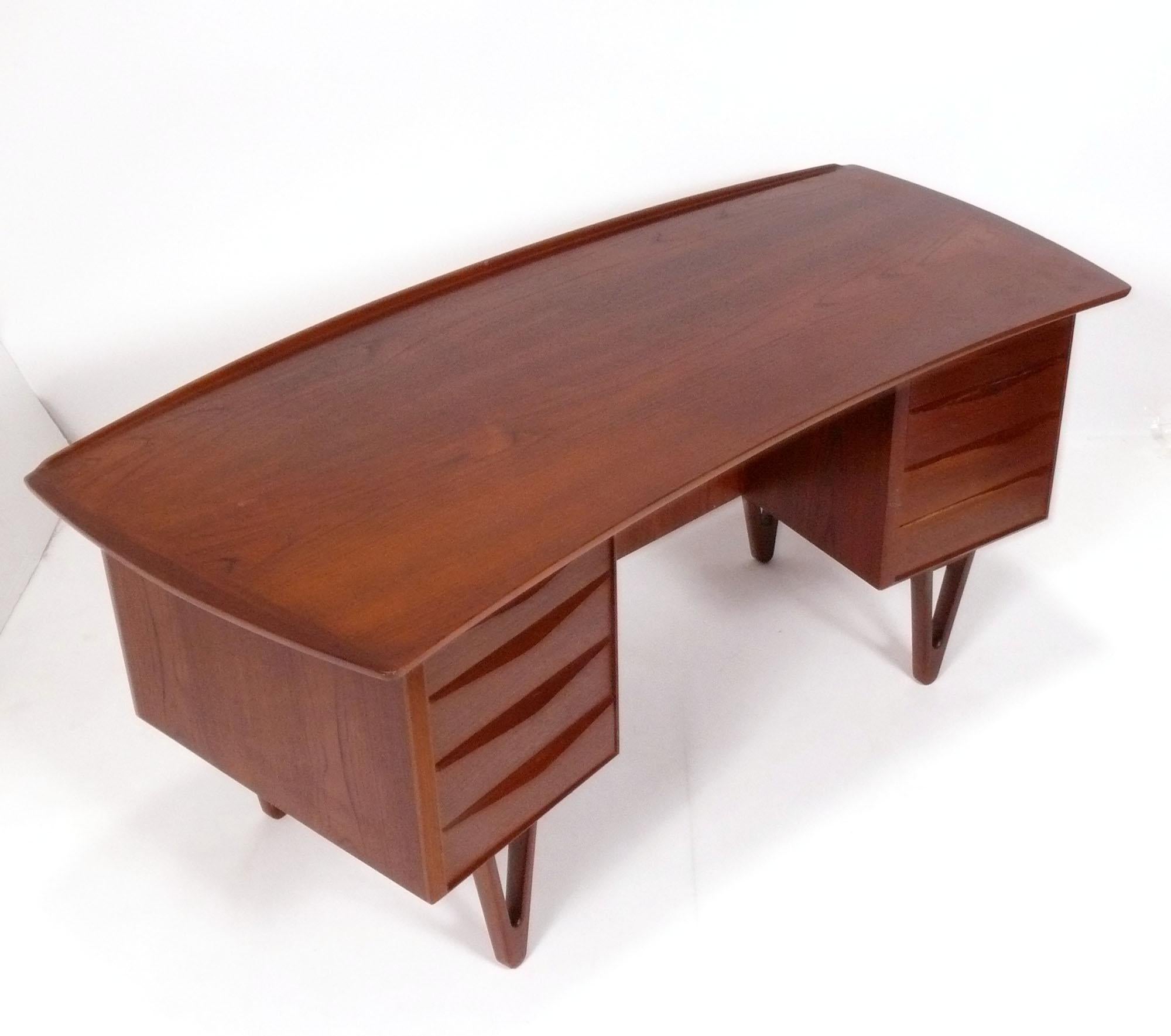 Danois Bureau et chaise moderne danois aux formes arrondies de Svend Aage Madsen pour Sigurd Hansen en vente