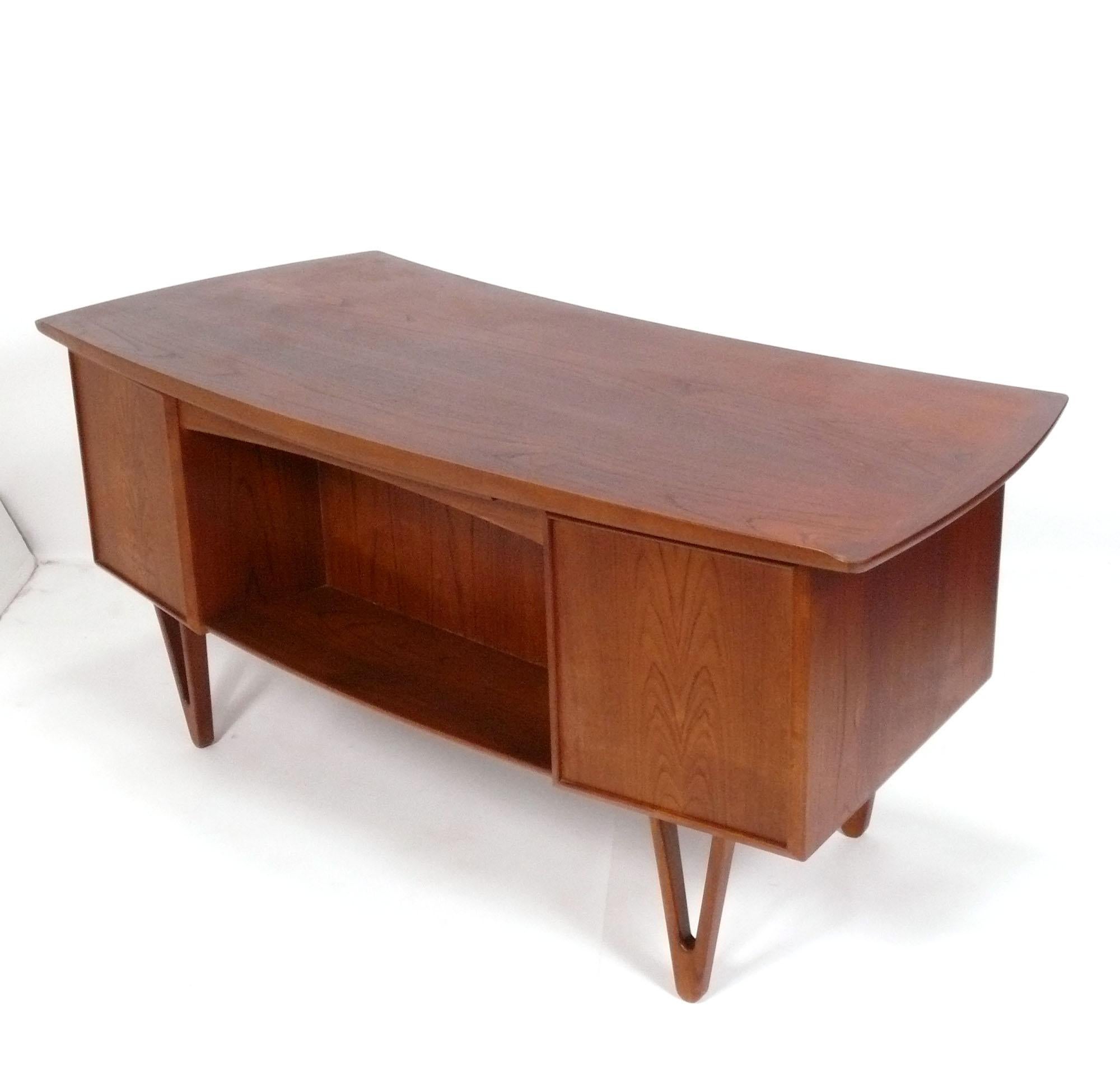 Bureau et chaise moderne danois aux formes arrondies de Svend Aage Madsen pour Sigurd Hansen Bon état - En vente à Atlanta, GA