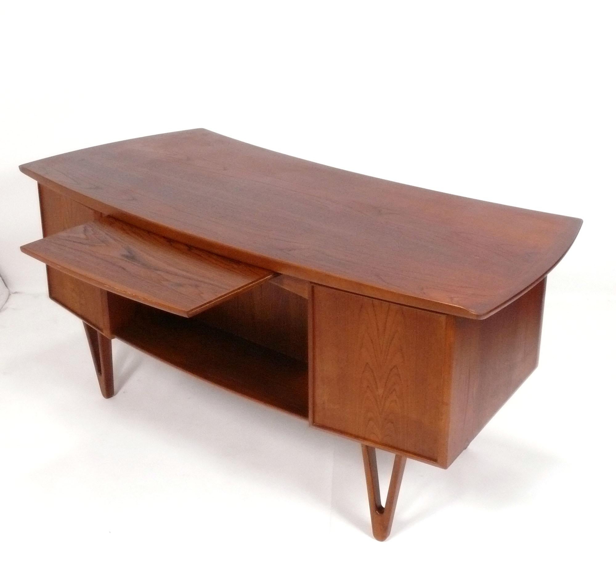 Milieu du XXe siècle Bureau et chaise moderne danois aux formes arrondies de Svend Aage Madsen pour Sigurd Hansen en vente