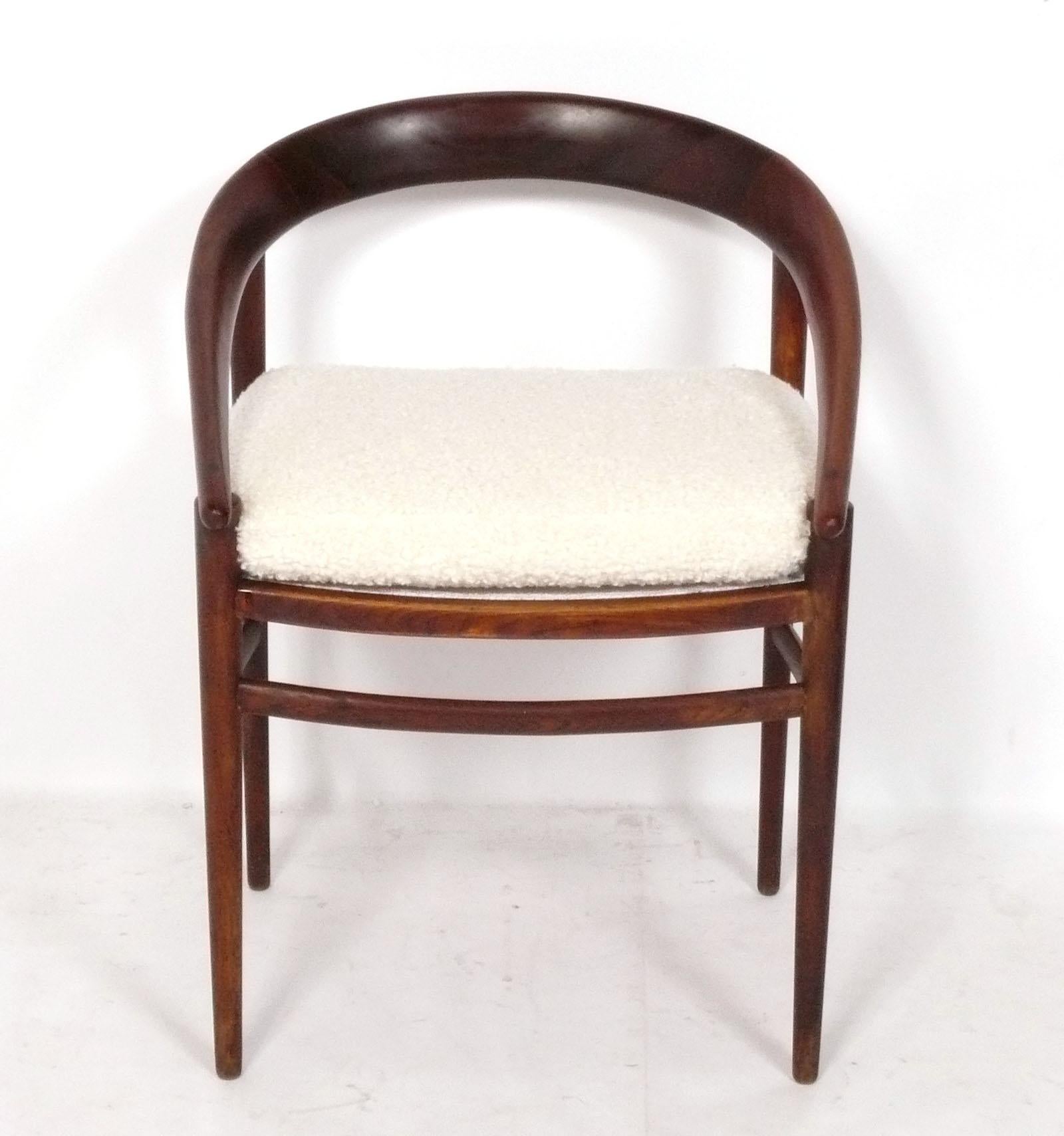 Geschwungener dänischer moderner Schreibtisch oder Beistellstuhl, entworfen von Brockmann Petersen für Poul Jeppesens, Dänemark, ca. 1960er Jahre. Das Sitzkissen wurde mit einem elfenbeinfarbenen Schafslederimitat neu gepolstert. Der Teakholzrahmen