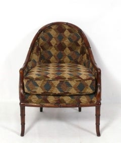 Kurvenreicher Lounge-Sessel aus Bambusimitat mit geometrischem Stoff in Erdtönen