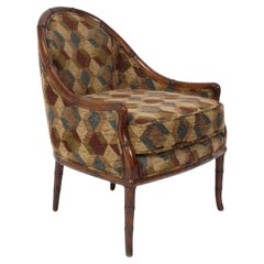 Chaise longue curviligne en faux bambou, tissu géométrique dans les tons de la terre