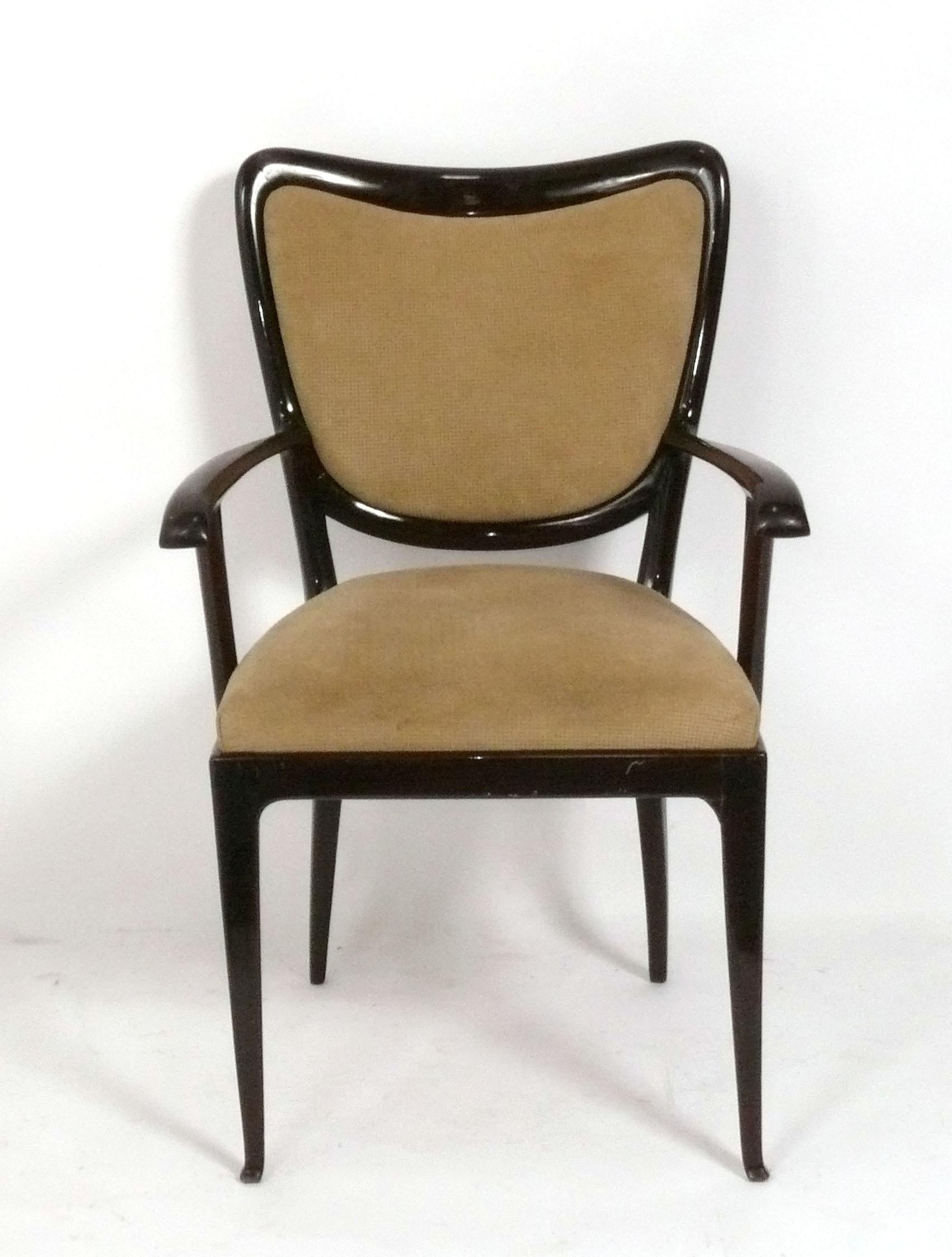 Geschwungener italienischer Sessel oder Schreibtischstuhl, Paolo Buffa zugeschrieben, Italien, ca. 1950er Jahre. Dieser Stuhl wird derzeit aufgearbeitet und neu gepolstert und kann ohne Aufpreis in einer Farbe Ihrer Wahl und mit einem Stoff Ihrer