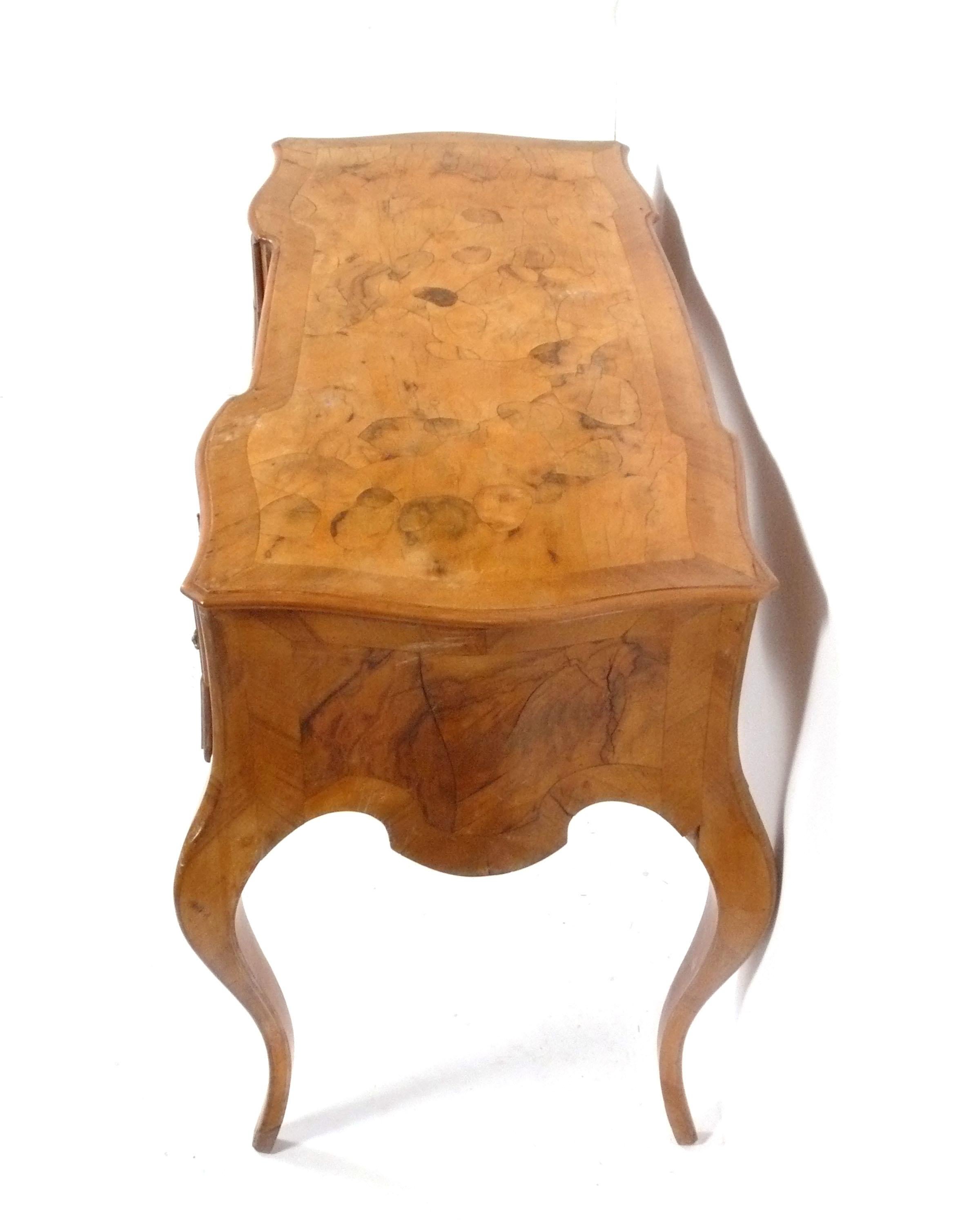 Curvilíneo Escritorio Italiano de Madera Burl en Bueno estado para la venta en Atlanta, GA