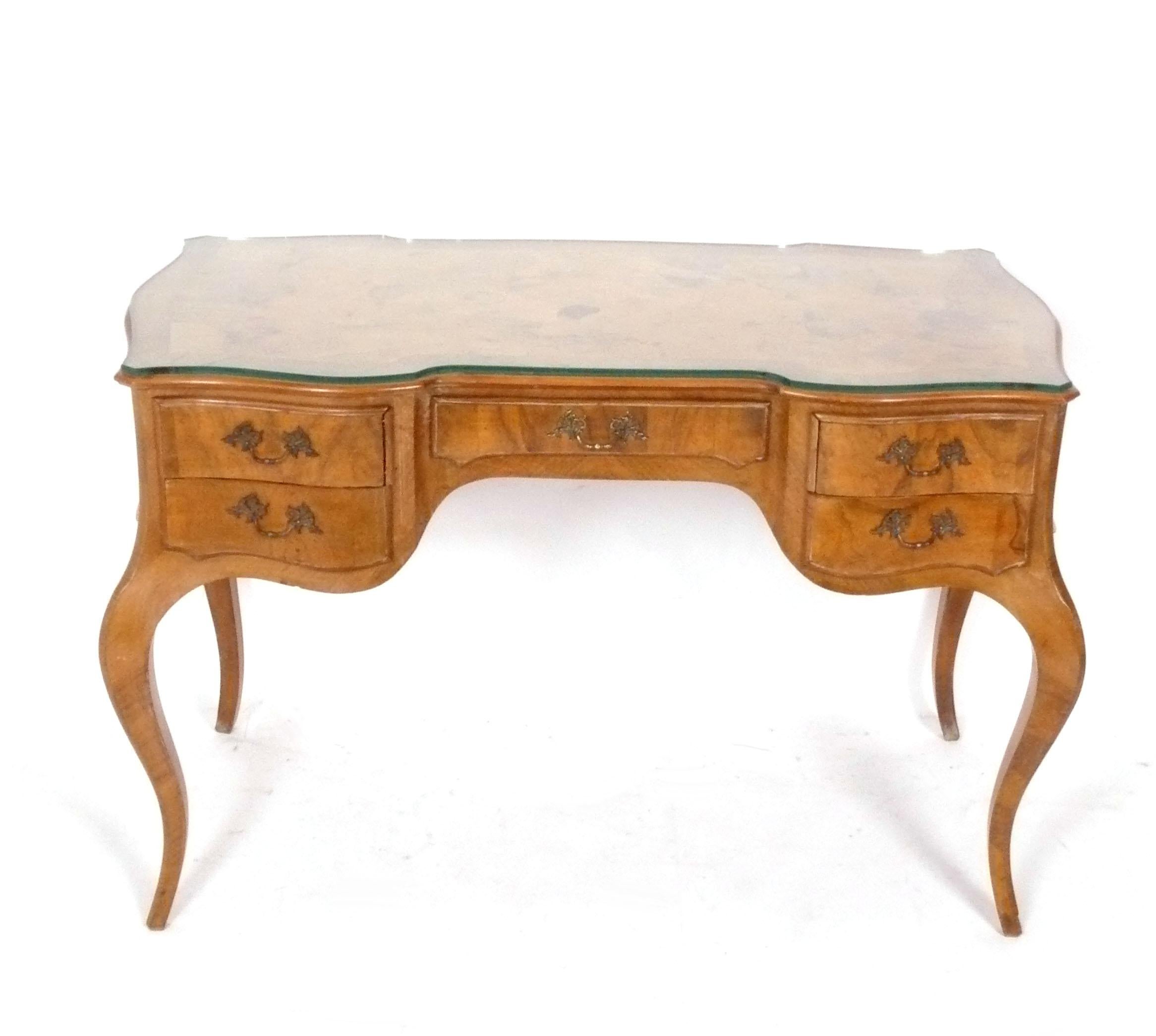 Curvilíneo Escritorio Italiano de Madera Burl mediados del siglo XX en venta