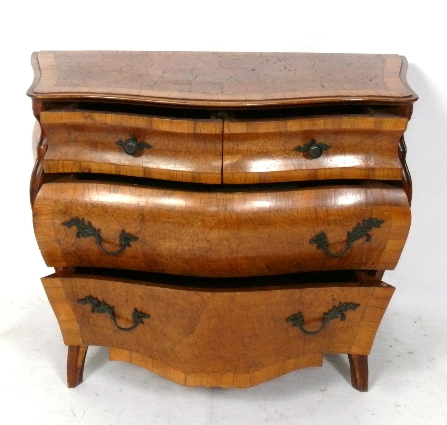 Curvaceous Italian Burlwood Bombe-Truhe aus Wurzelholz (Hollywood Regency)