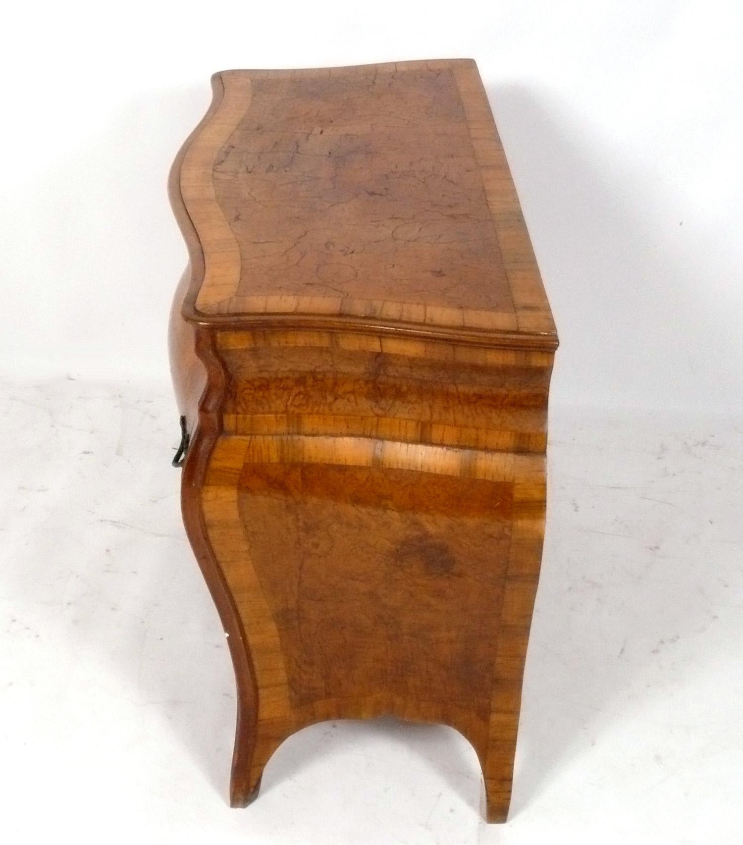Curvaceous Italian Burlwood Bombe-Truhe aus Wurzelholz (Italienisch)