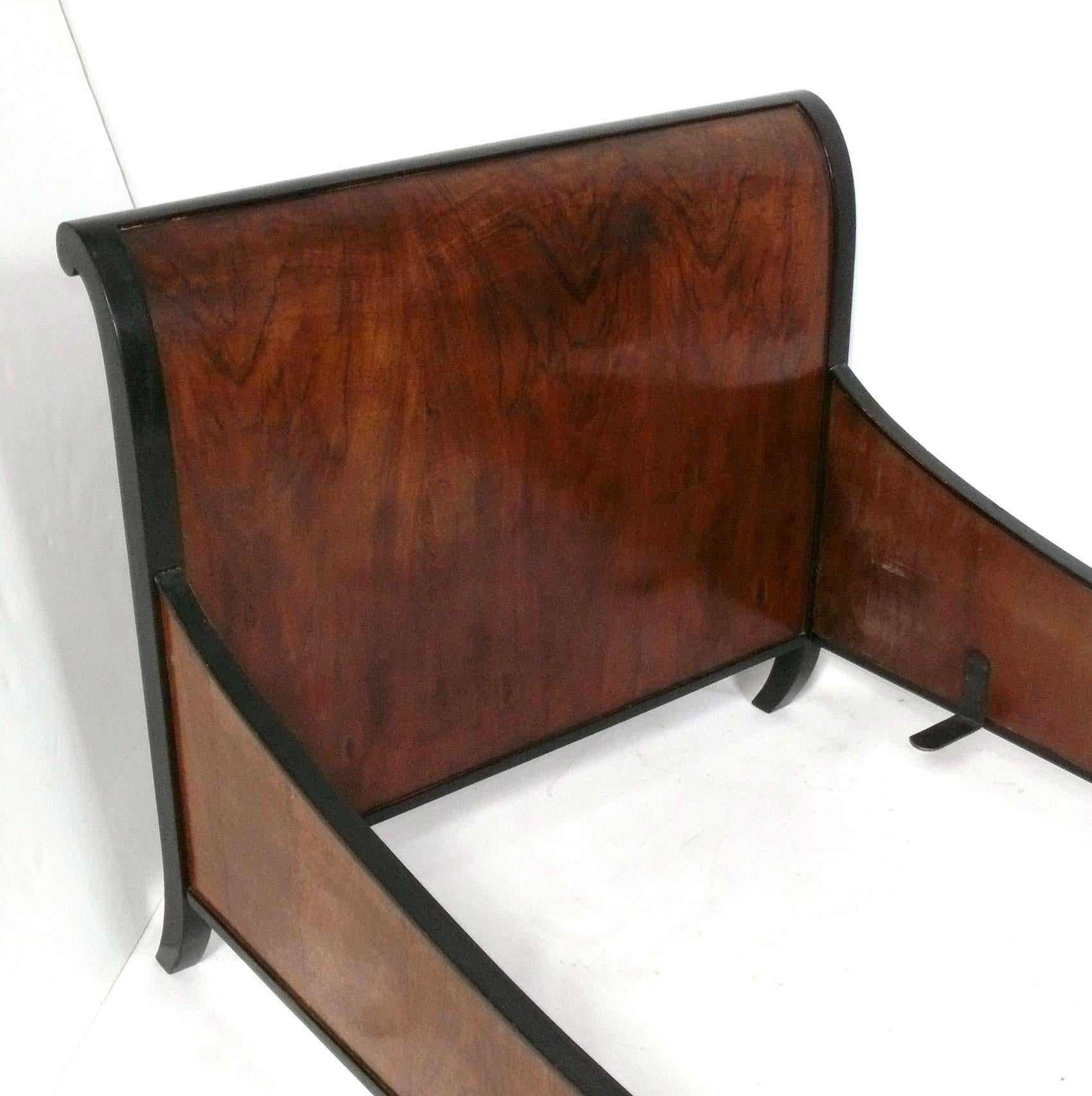 Curvilínea cama de día o cama de matrimonio italiana con caballete mediados del siglo XX en venta